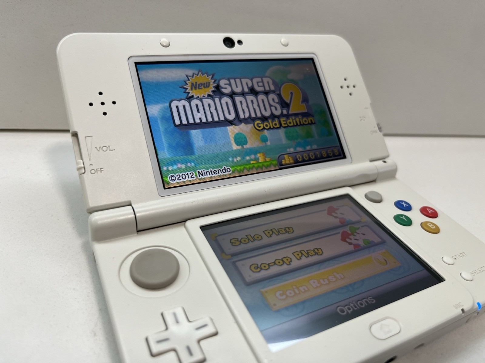 New Nintendo 3DS Special Edition White Region Free w/ Charger