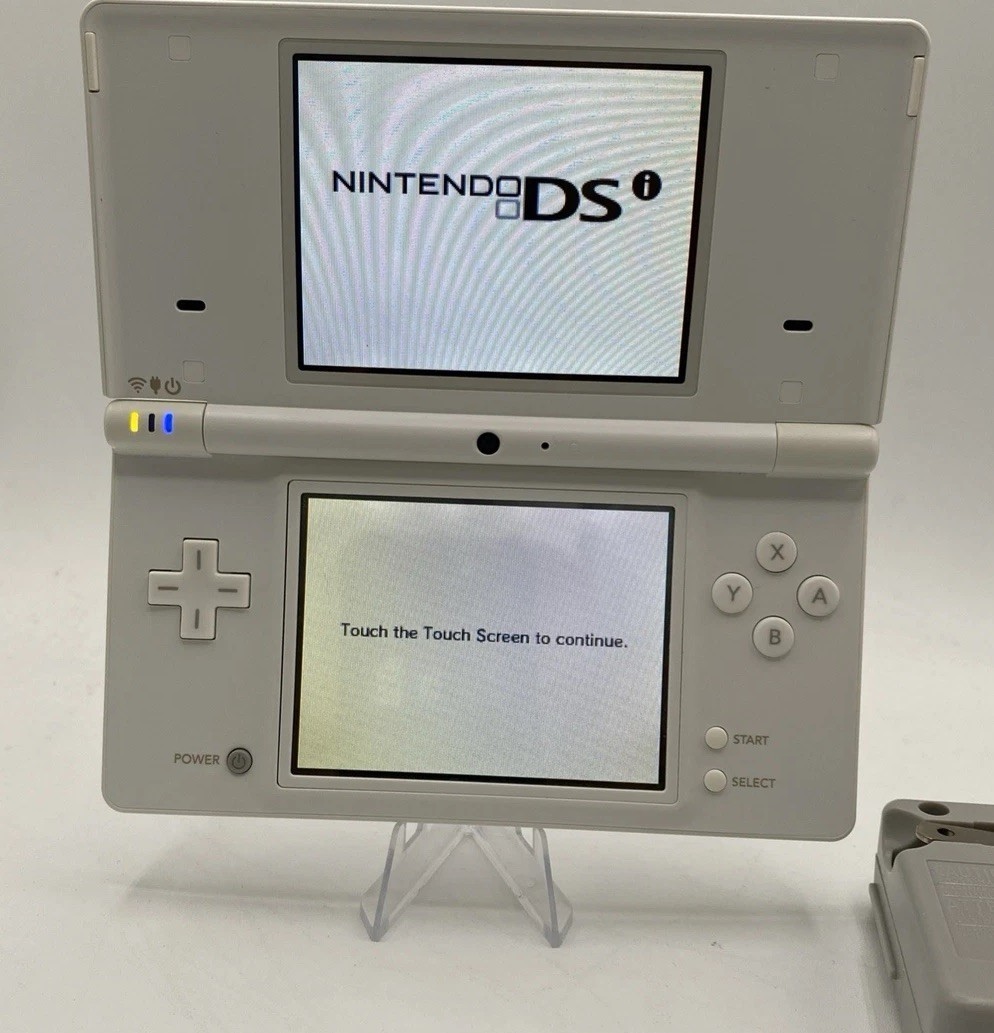 Nintendo DSi White Console Bundle w/ Charger & 16GB SD Card