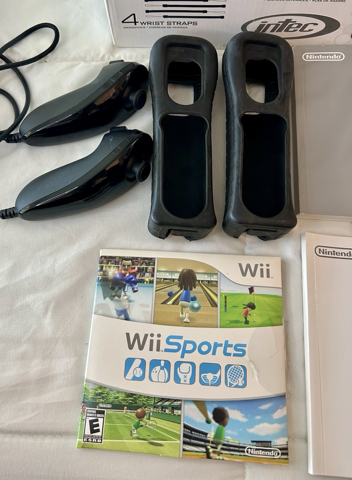 Nintendo Wii Bundle Wii Sports Intec 15-in-1 Accessory Kit 2 Nunchucks &Manuals