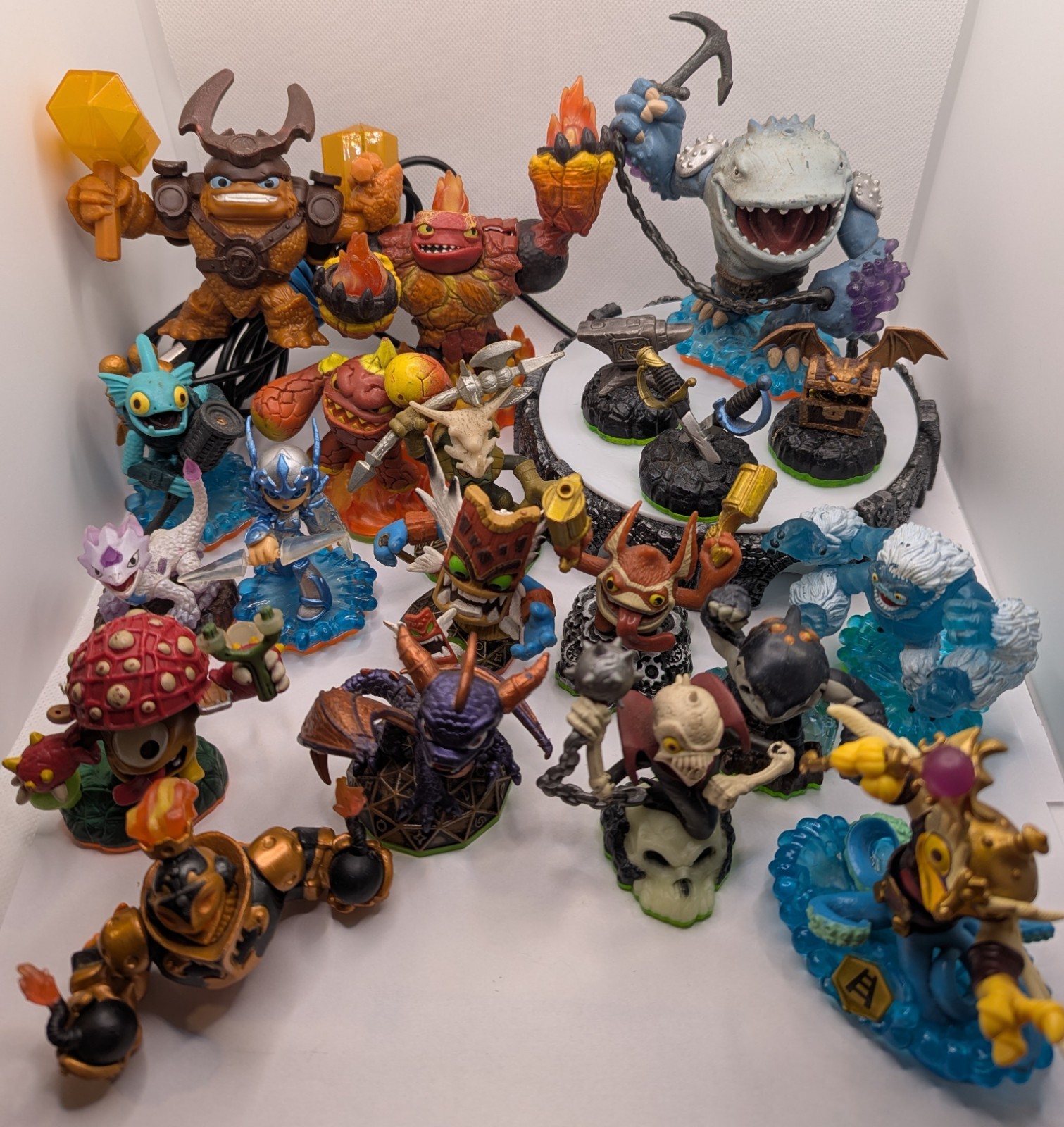 Skylanders Lot 20 Figures plus USB Portal | Giants, Spyro, Ghost Roaster & More!