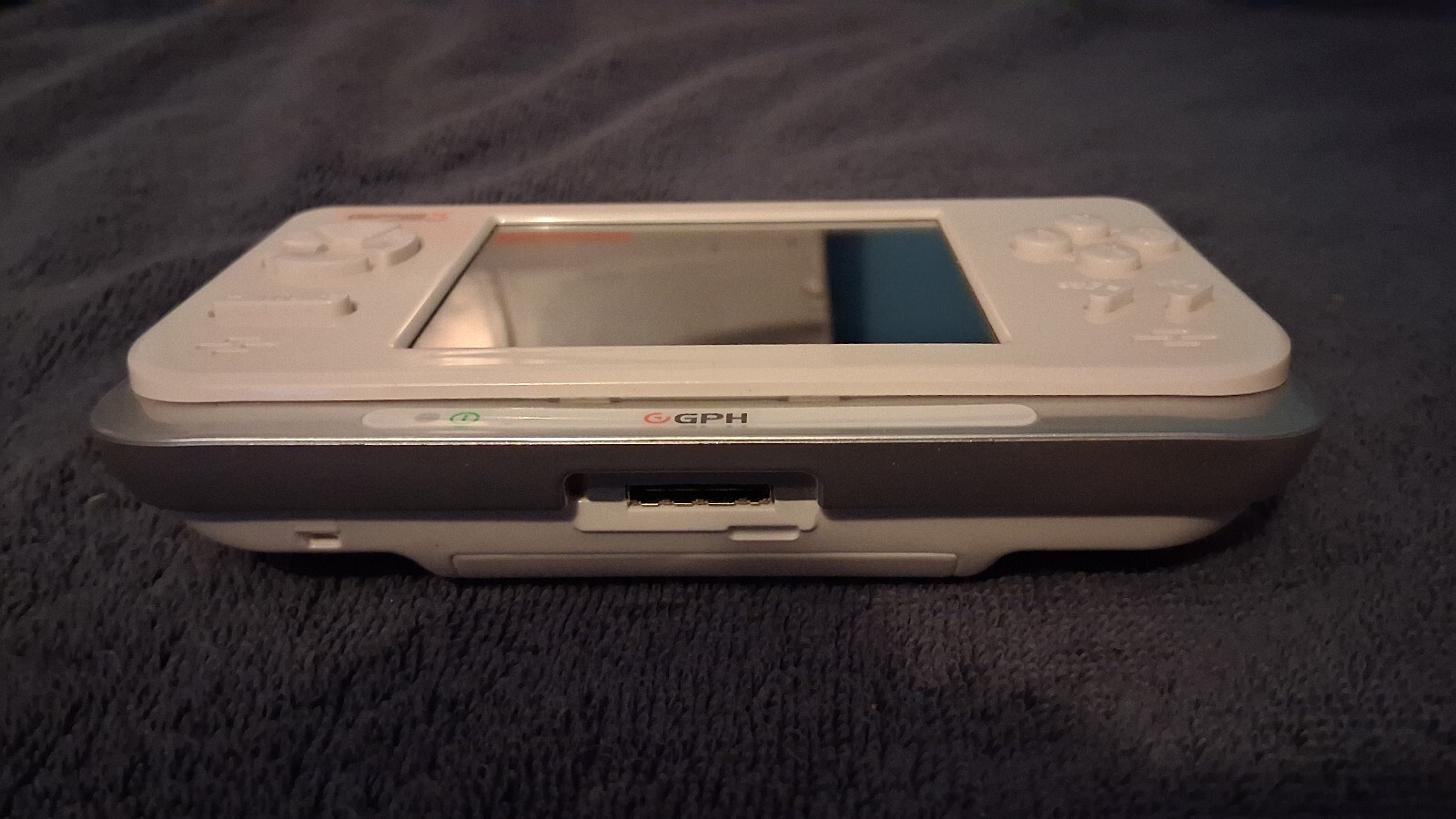 GP2X F-200 Portable Retro Linux Console + TV Output Cradle, working tested