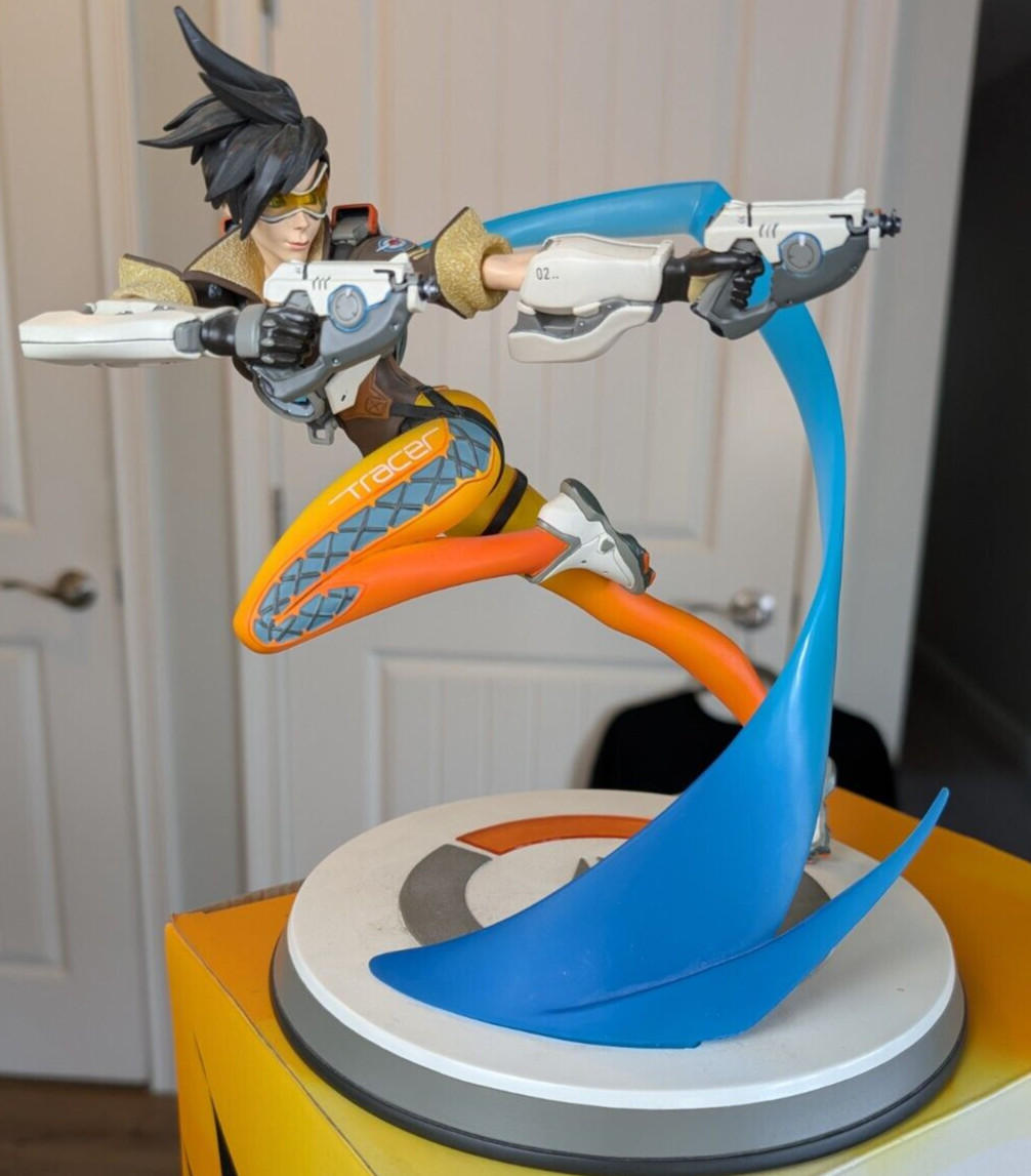 OVERWATCH TRACER Statue Lot-Blizzard Team signed Box, T-Shirt,Poster,Coins