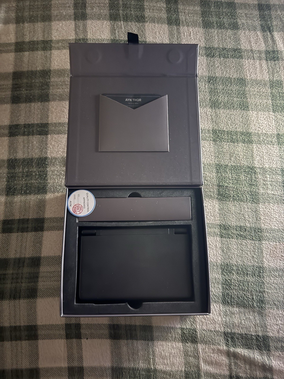 AYN Thor Handheld Black Base Model 8+ 128GB 1080p
