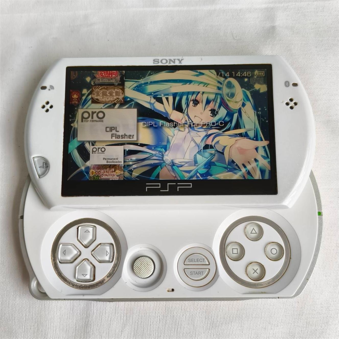 Sony PSP GO console White with Charger PSP-N1001 with bag