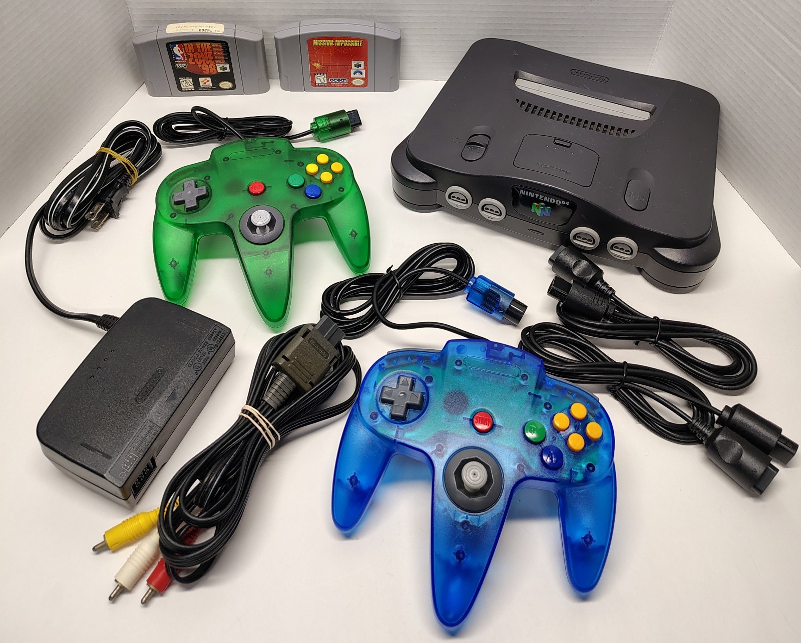 Nintendo N64 NUS-001 JPN 2 Games – 2 Controllers & Plays US & Japanese Games