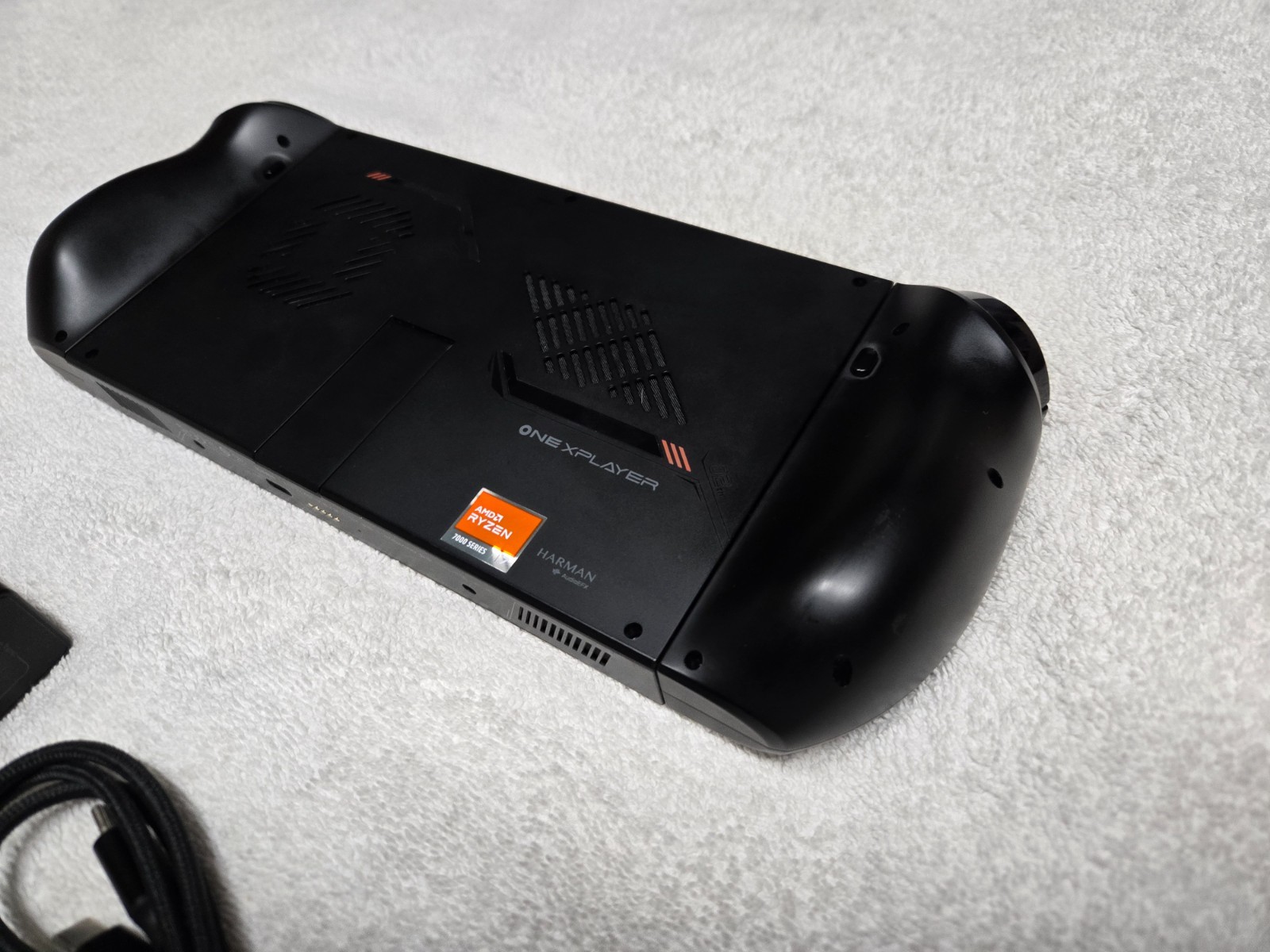 OneXPlayer 2 Pro Handheld 8.4″ AMD Ryzen 7 7840U 32GB RAM 2TB SSD Windows 11