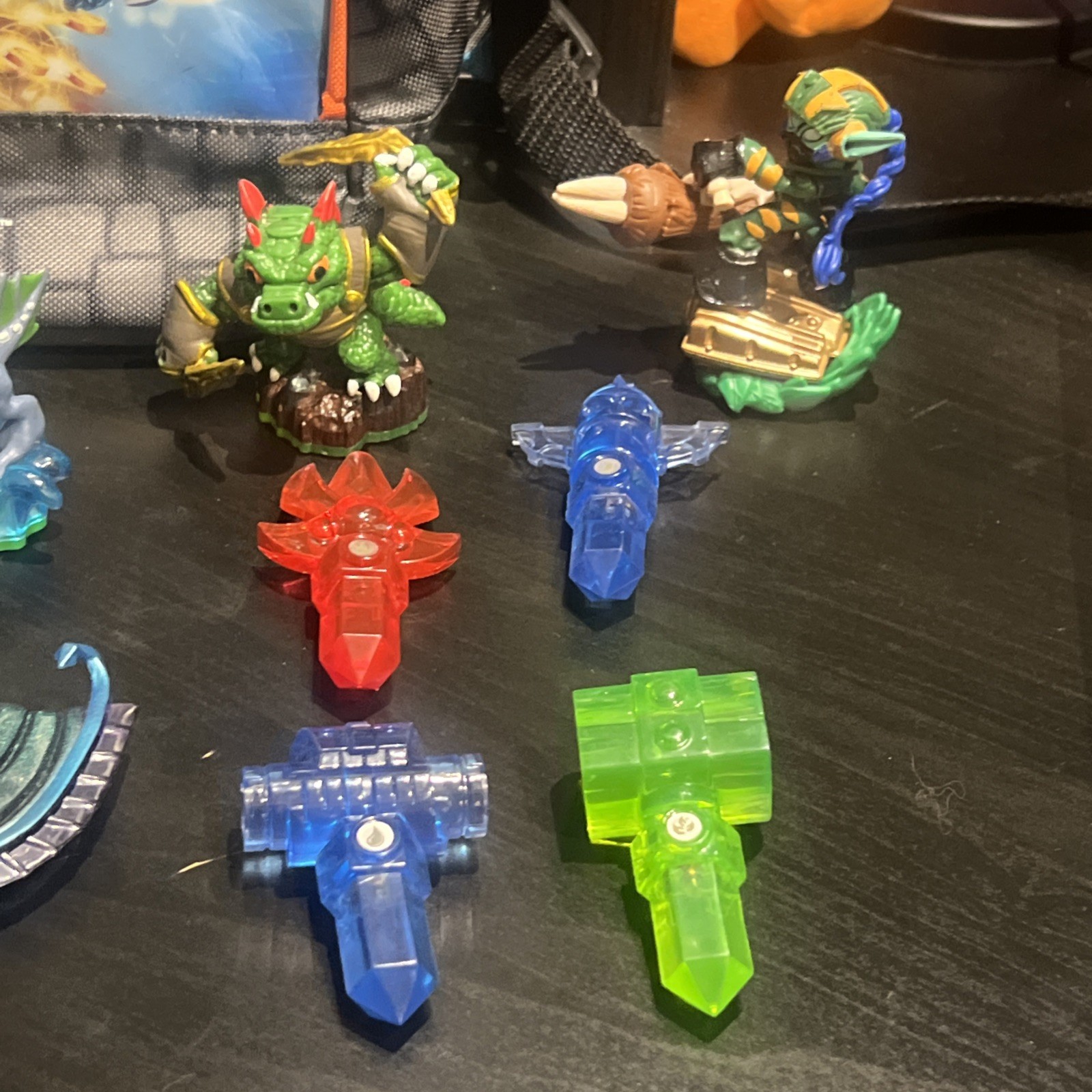 Skylanders Figures and Crystal Traps Vehicle w Skylanders Giants Carrying Bag