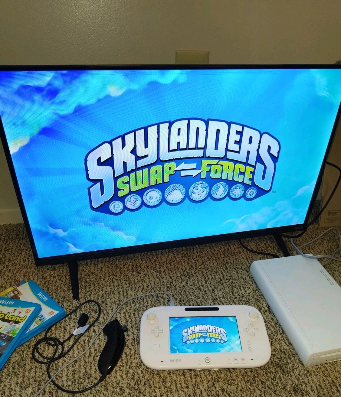 Wii U CONSOLE – USED- SKYLANDERS Swap Force Basic Set – 8GB – WHITE + 8 Games