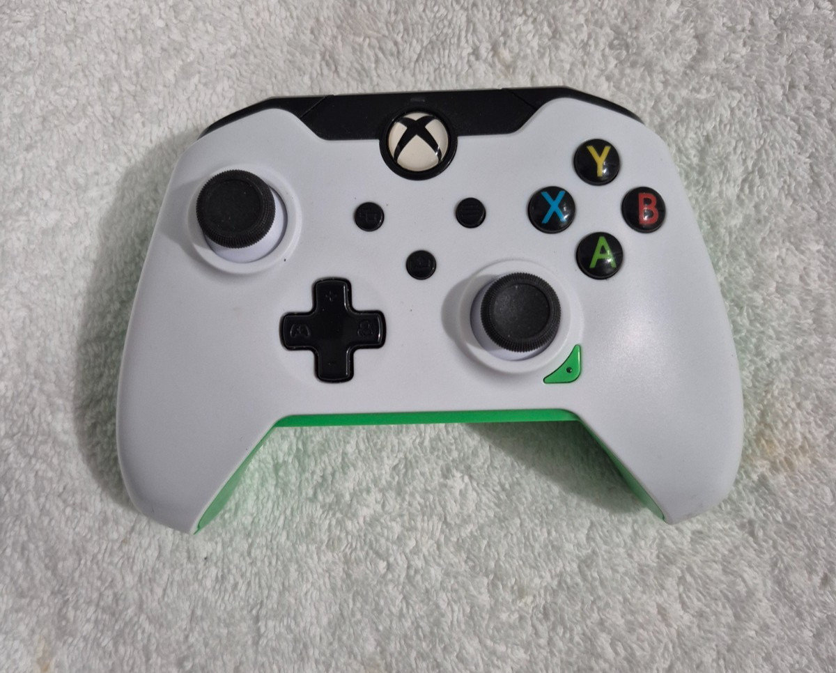 PDP Gaming 049-012-1 Wired Gaming Controller Xbox One/Series X|S PC White Green