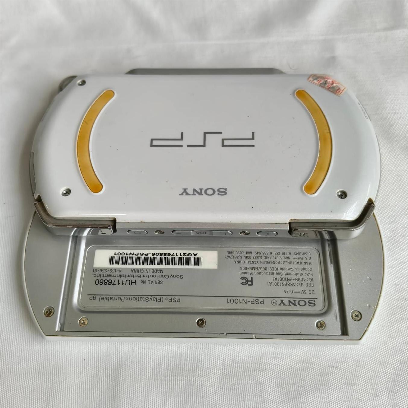 Sony PSP GO console White with Charger PSP-N1001 with bag