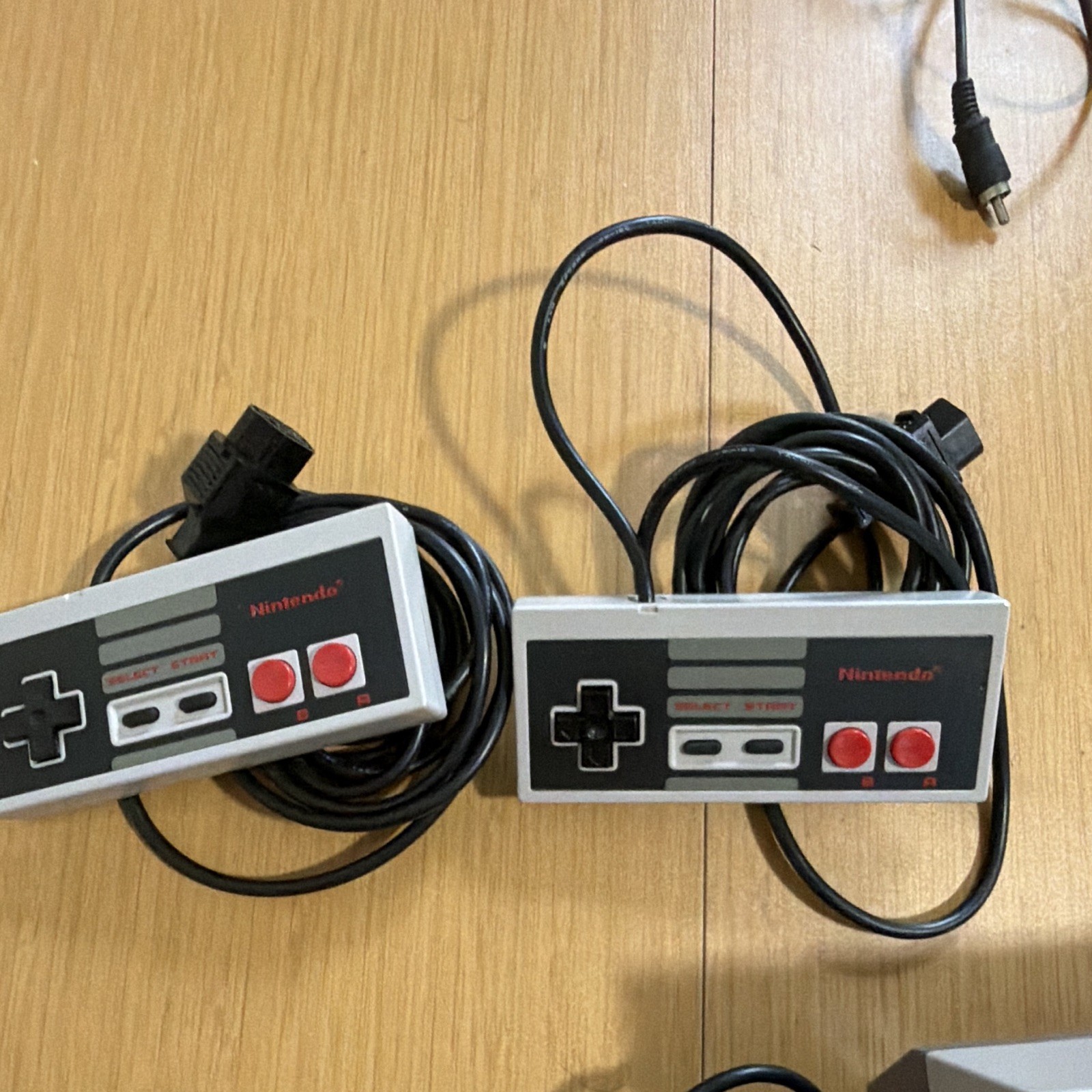 Nintendo NES Console Bundle – 2 Controller, Zapper, Mario Bros Duck Hunt TESTED