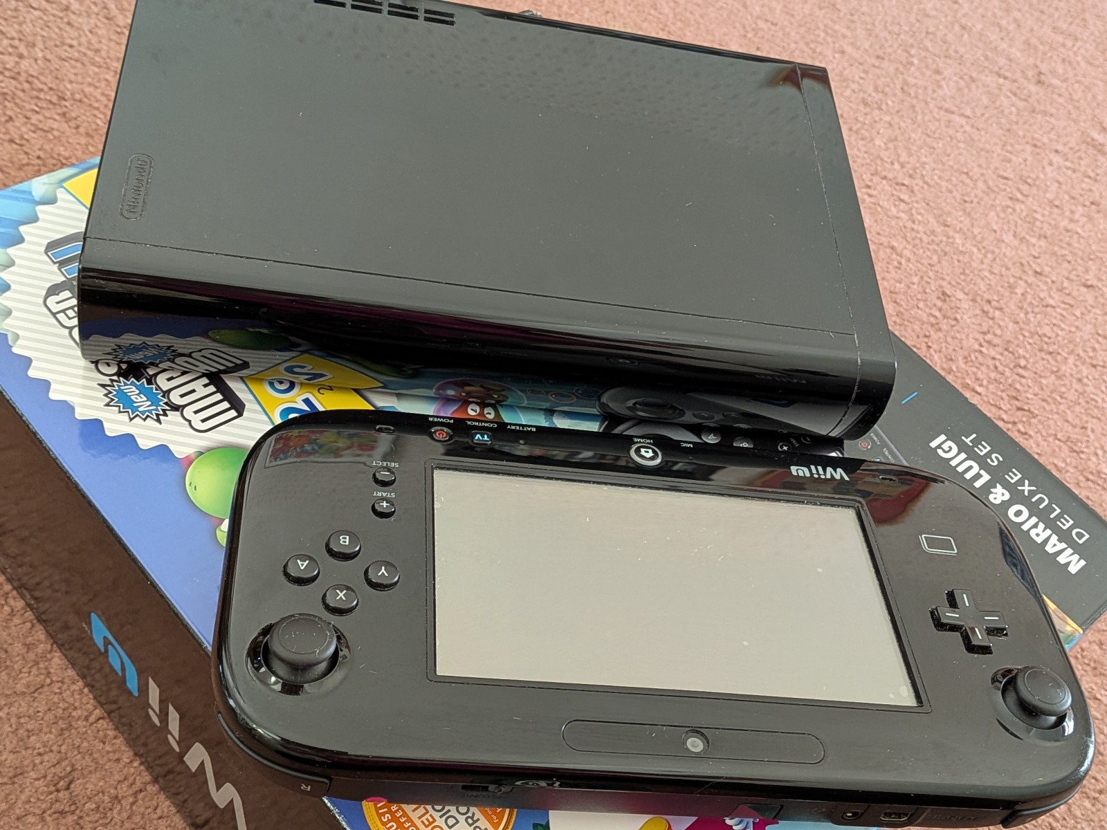 Nintendo Wii U Deluxe 32GB Console w/Original Box, no games, bonus gamepad case