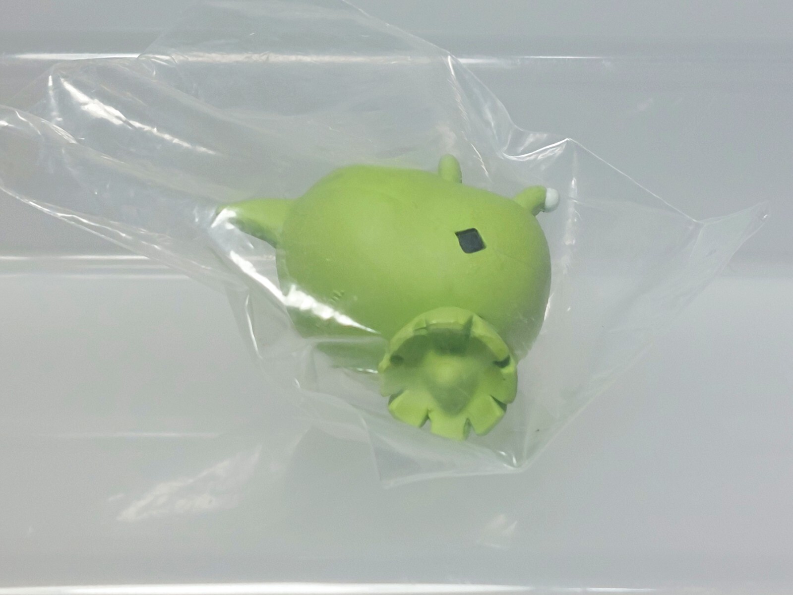 Pokemon Center Japan 2020 Figure Oyasumi Chuu Larvitar Yogiras New 0.9in