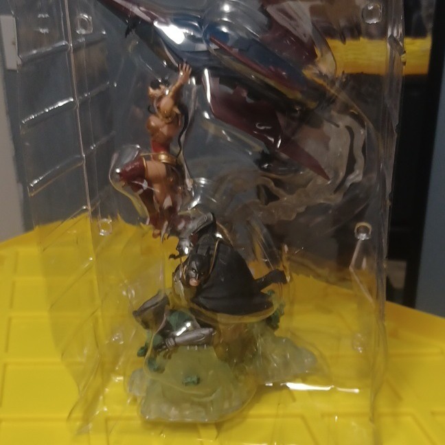 Injustice: Gods Among Us Collector’s Edition Batman vs Wonder Woman Statue