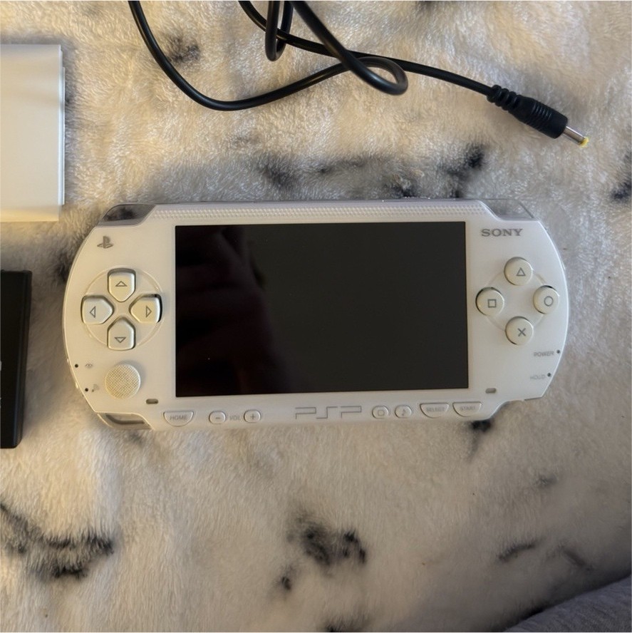 Sony PSP 100Handheld System White w/ Charger Cable & 3.6V 1800mAh Battery pack