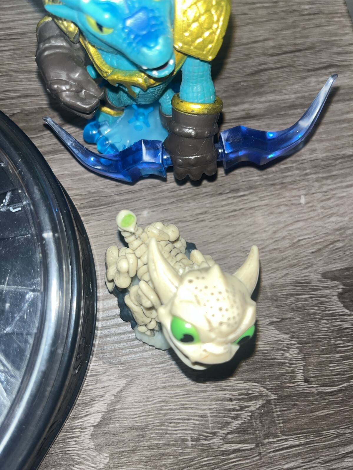 Skylanders 87131790 Mobile Wireless Portal -No controller- Lot Figures Trap Team