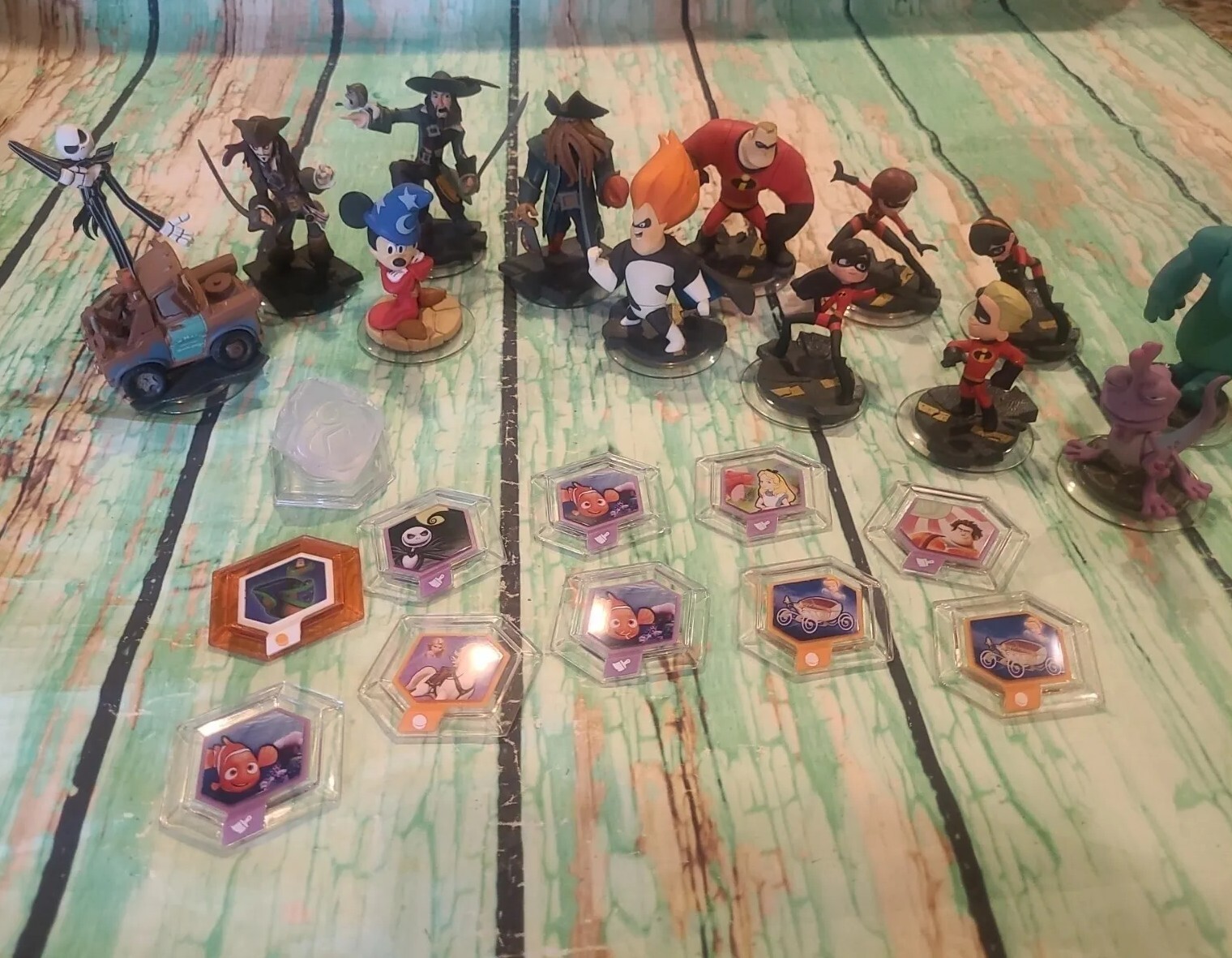 Disney Infinity Lot Of 14 Figures And 11 Power Disc The Incredibles Pirates