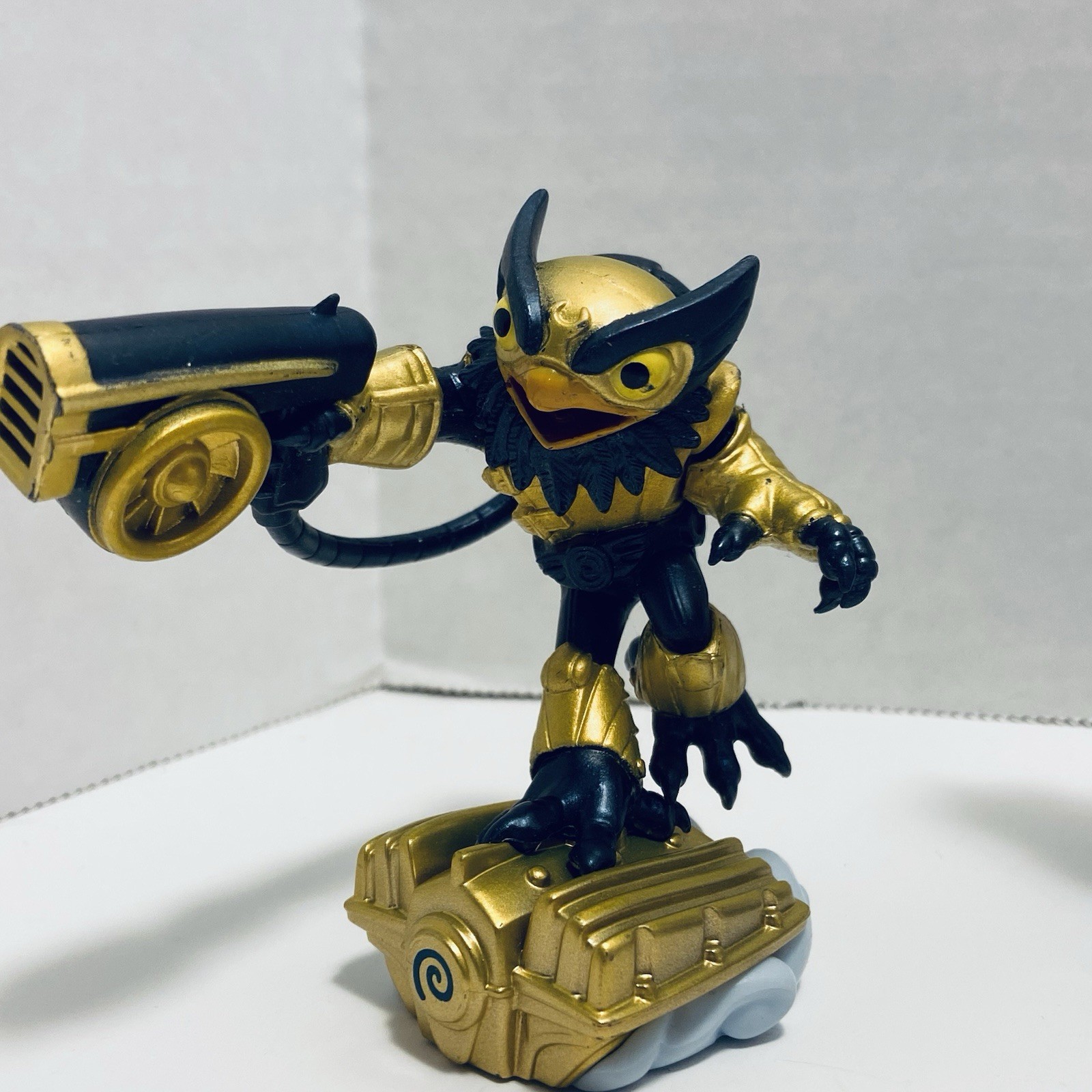 Mixed bundled lot of 11 Skylanders Activision Toy action figures & Vehicles