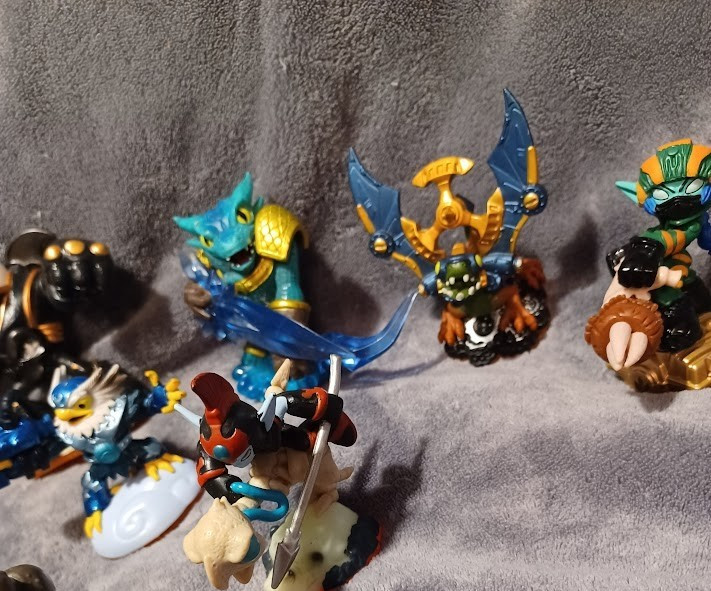Mixed Lot of Skylanders: Giants,Trophies, Super Chargers etc. (14 in total)