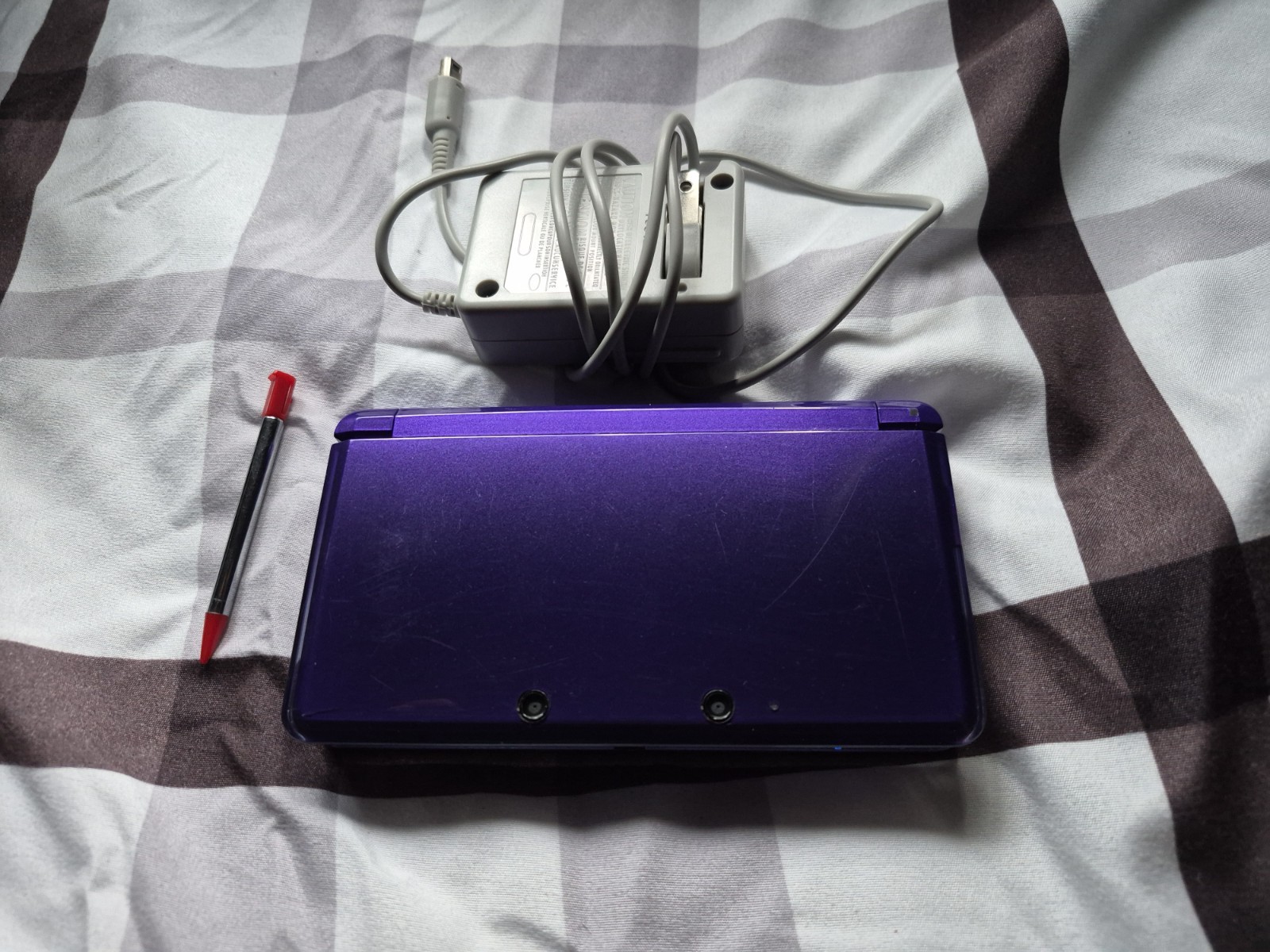 Nintendo 3DS Midnight Purple Edition w/ Charger & Stylus