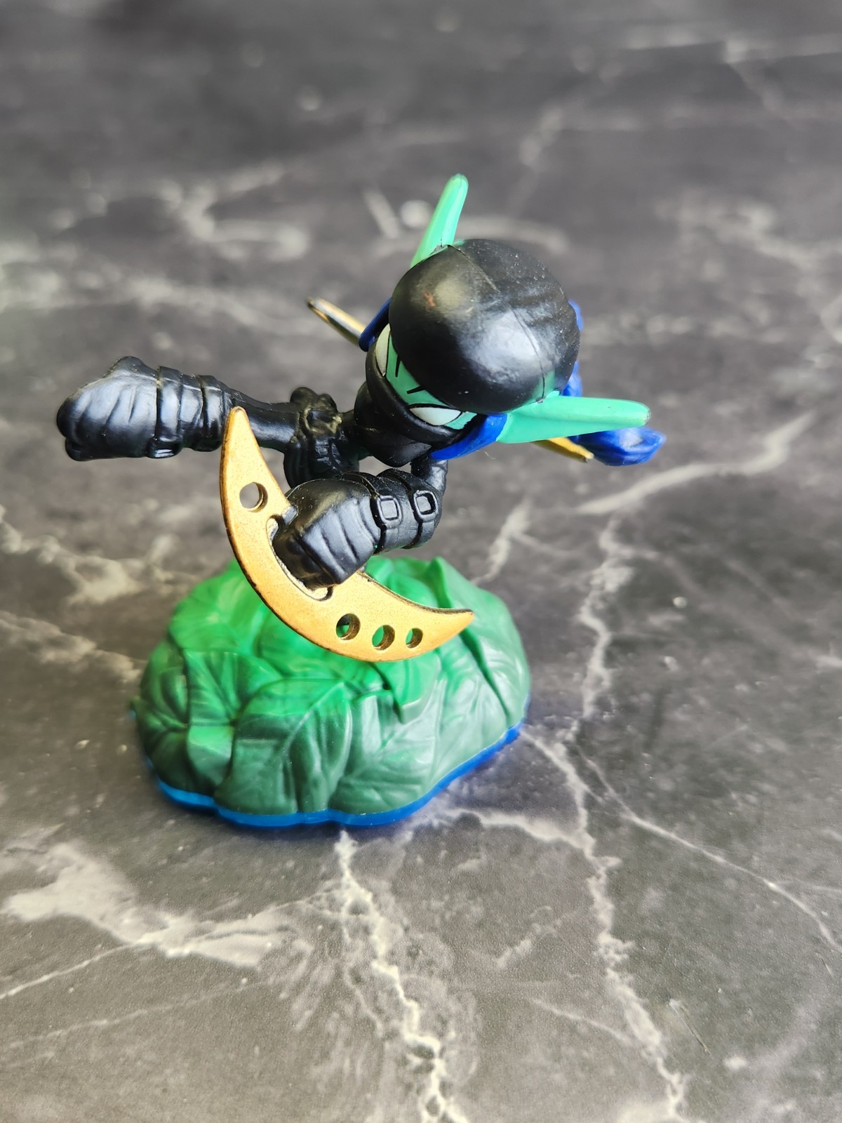 Lot Of 15 Assorted Skylanders Figures W/ Green Carrying Case Swap Force/Disney.