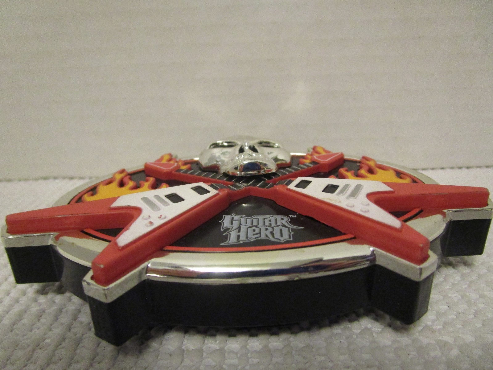 Guitar Hero 4.25″ Belt Buckle with Crossed Guitars Skull & Flames 2007 Jada Toy