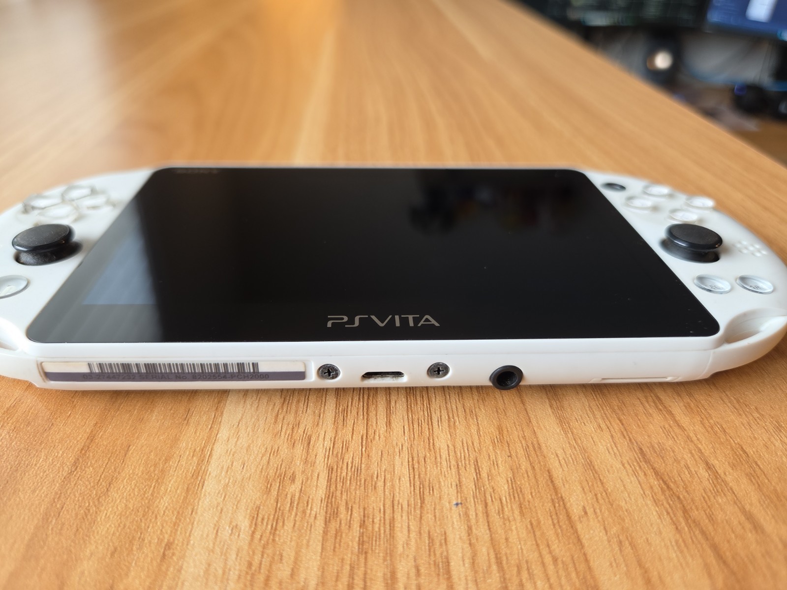 Sony PS Vita PCH-2000 Slim White + Charger GREAT CONDITION US SELLER