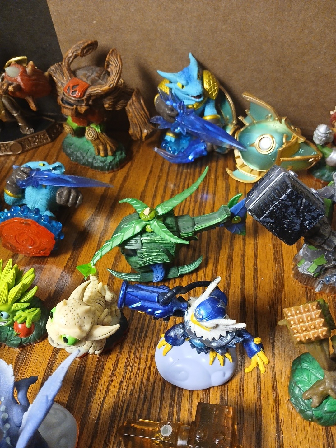 Skylanders Lot of 19 Figures, 2 Traps & Traptanium Portal – Trap Team Giants