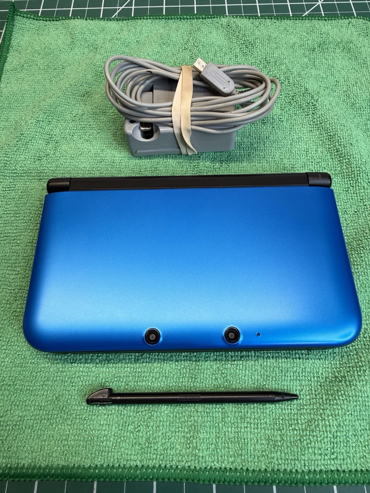 Nintendo 3DS XL Blue/Black Handheld Console w/ Charger Very Nice! Ships Free!
