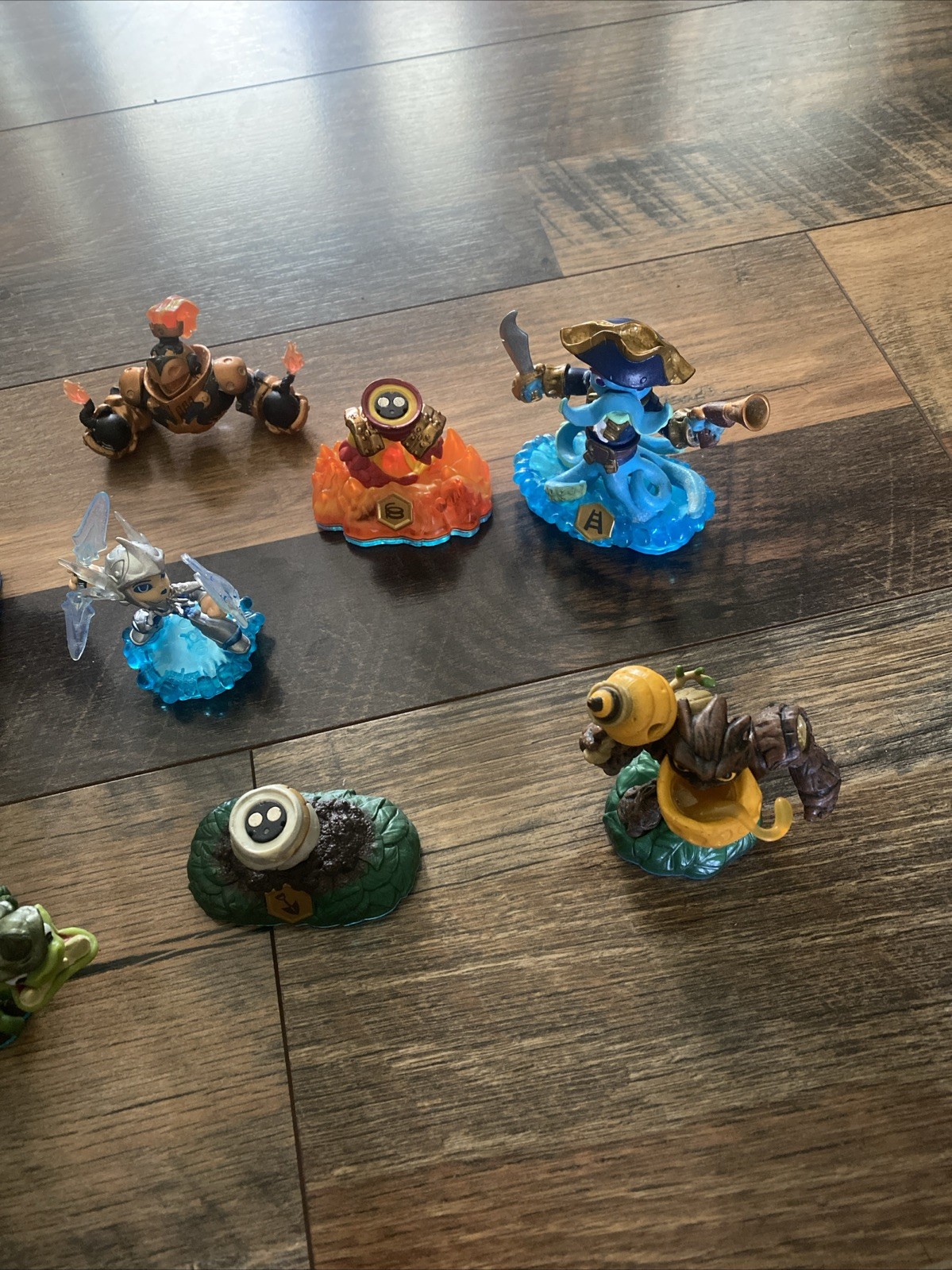Lot Of Skylanders Swap Force Characters And Carrying Case