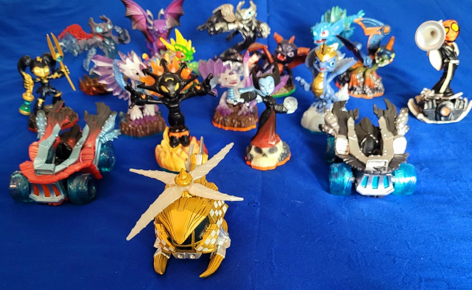 15 Assorted Skylander Figures And 3 Vehicles