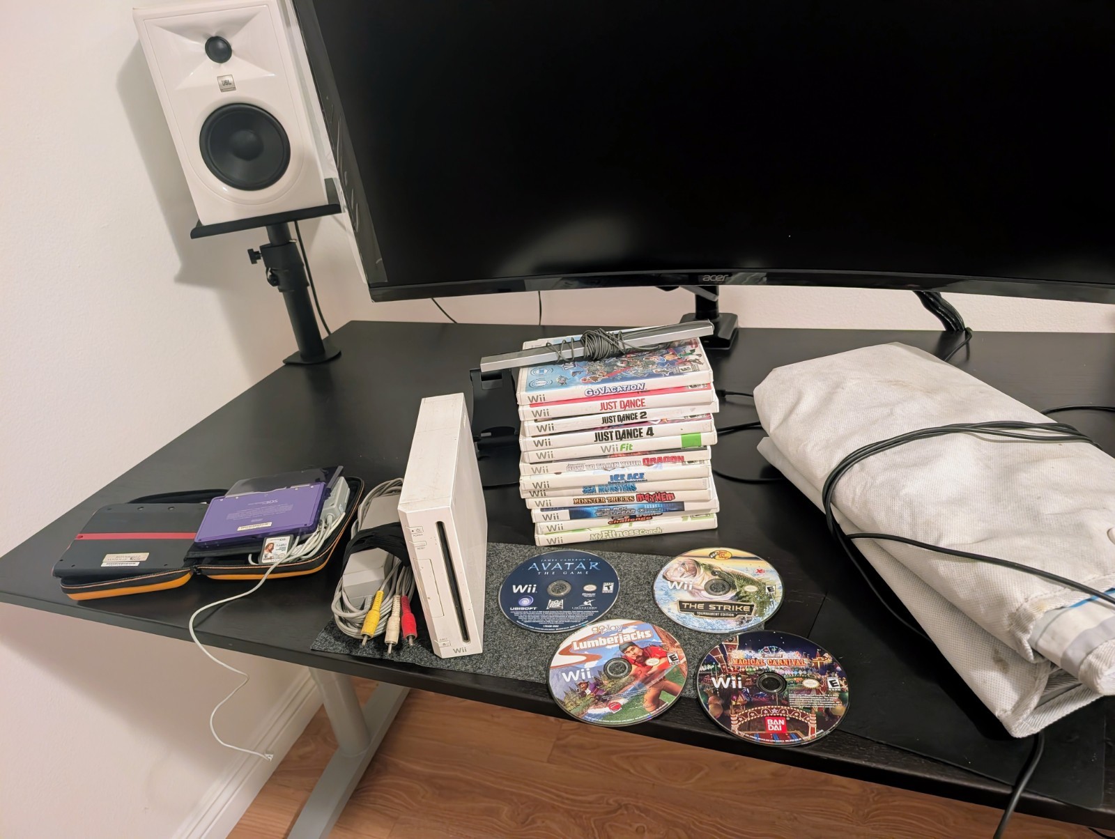 Retro games, consoles handheld DS, desks, accessories