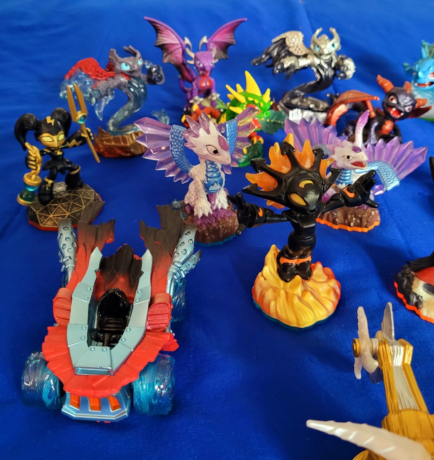 15 Assorted Skylander Figures And 3 Vehicles