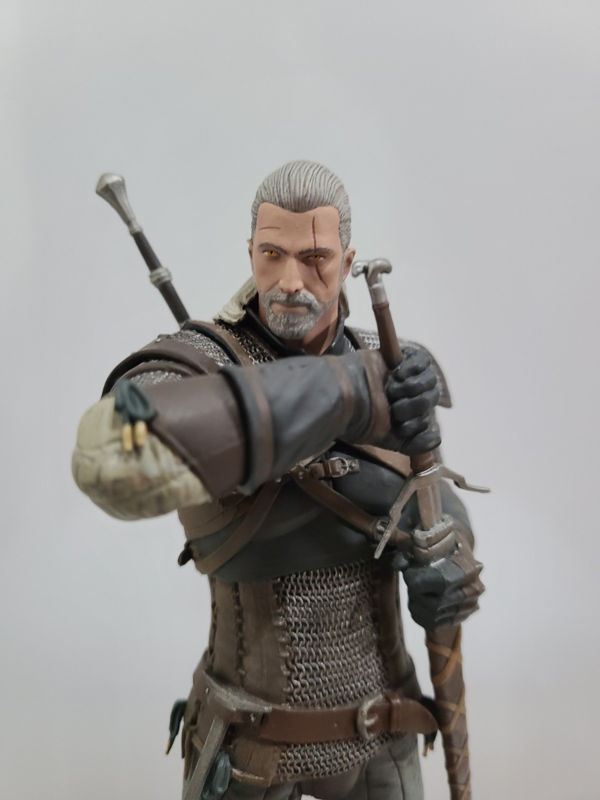 The Witcher 3 Geralt Grandmaster Ursine Armor 9.5″ Statue Dark Horse Deluxe