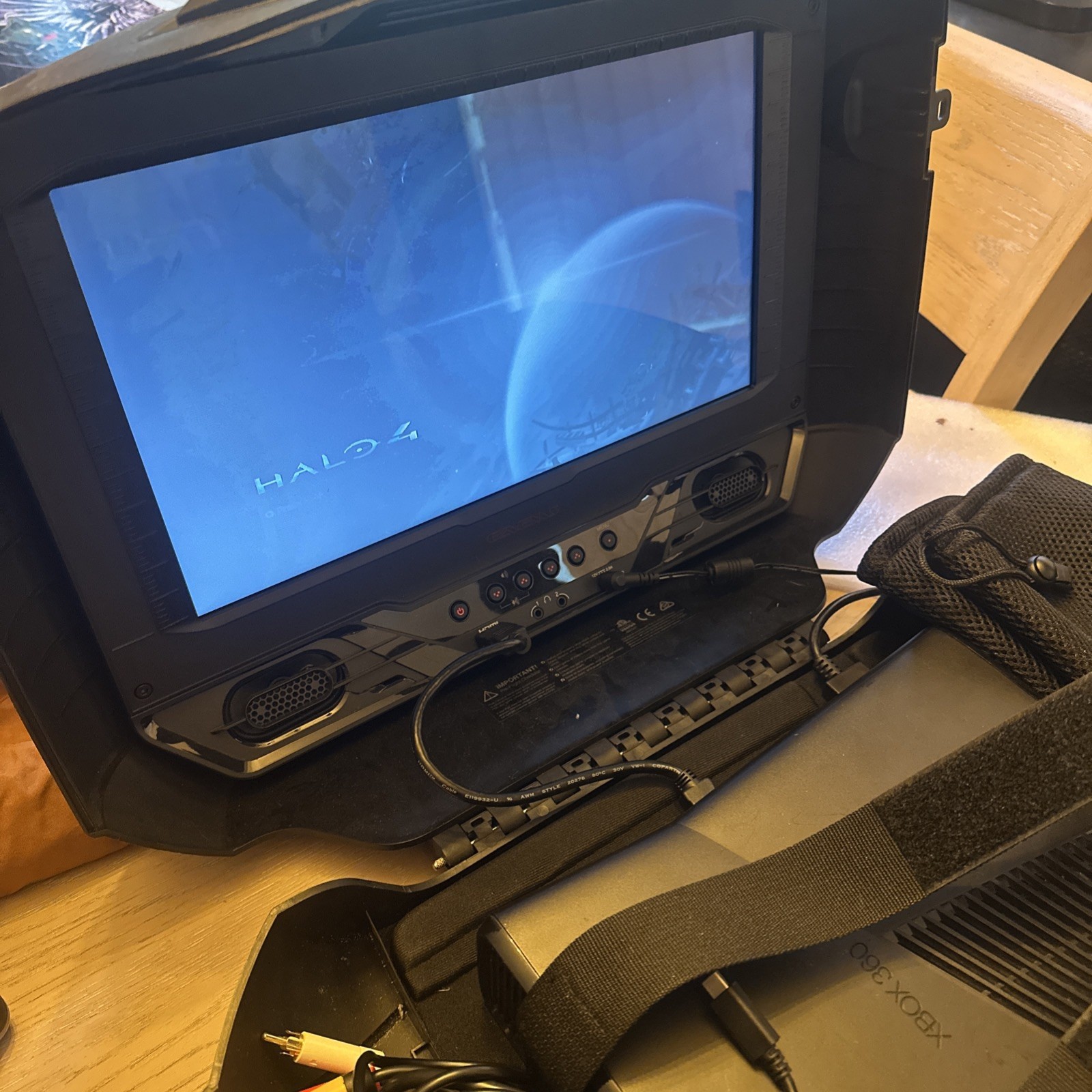 Gaems G155 Portable Gaming Monitor Case With XBOX360!! – READ DESCRIPTION