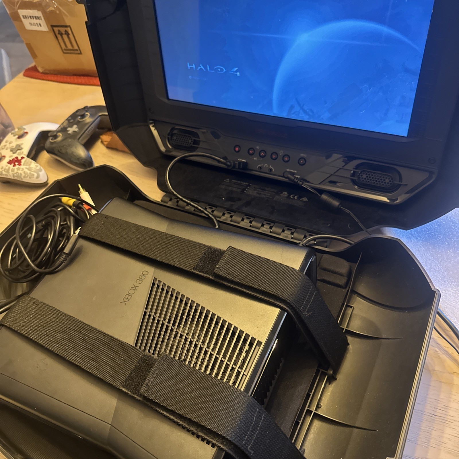 Gaems G155 Portable Gaming Monitor Case With XBOX360!! – READ DESCRIPTION