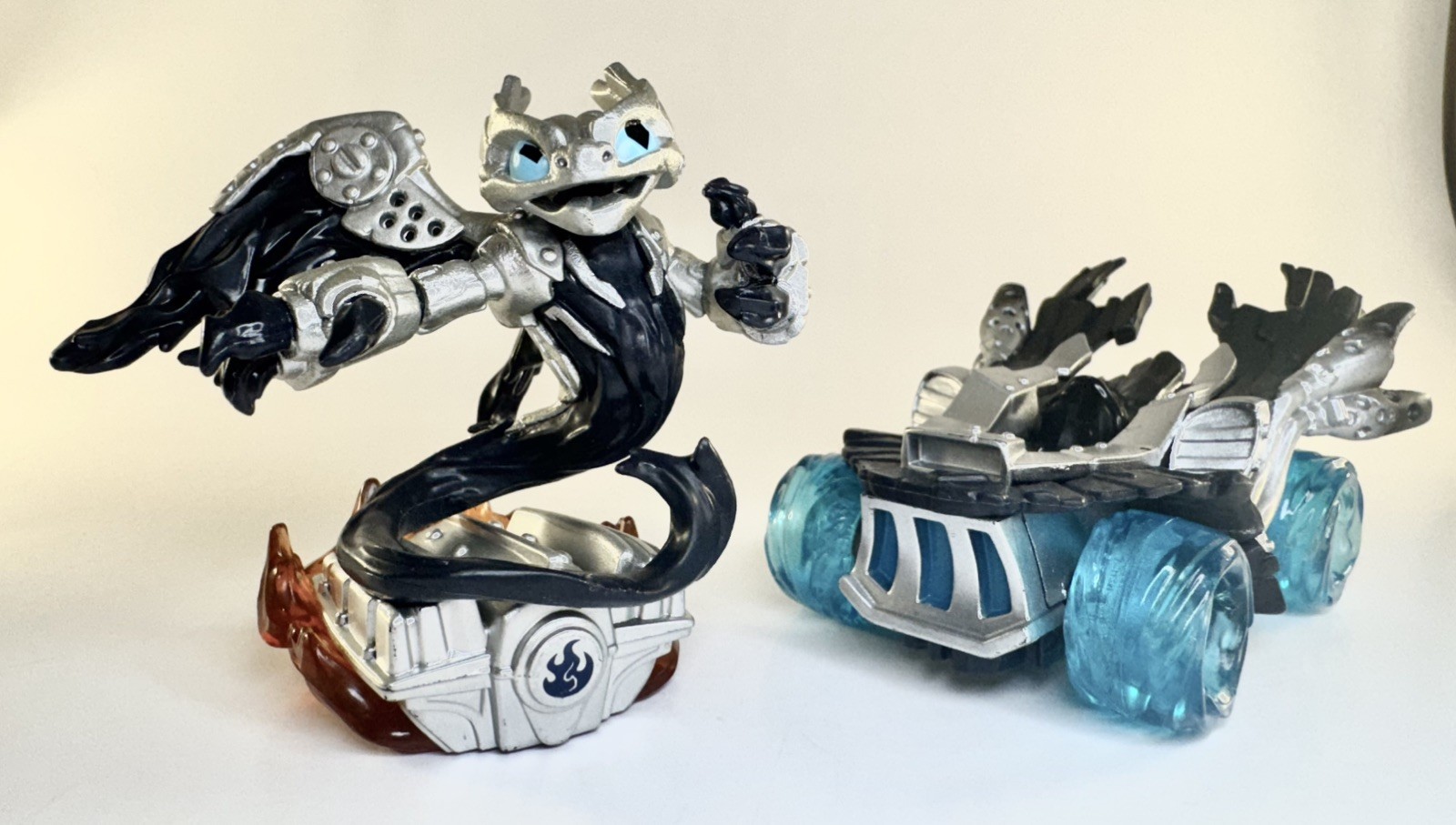 Skylanders Superchargers Dark Spitfire & Hot Streak Vehicle.