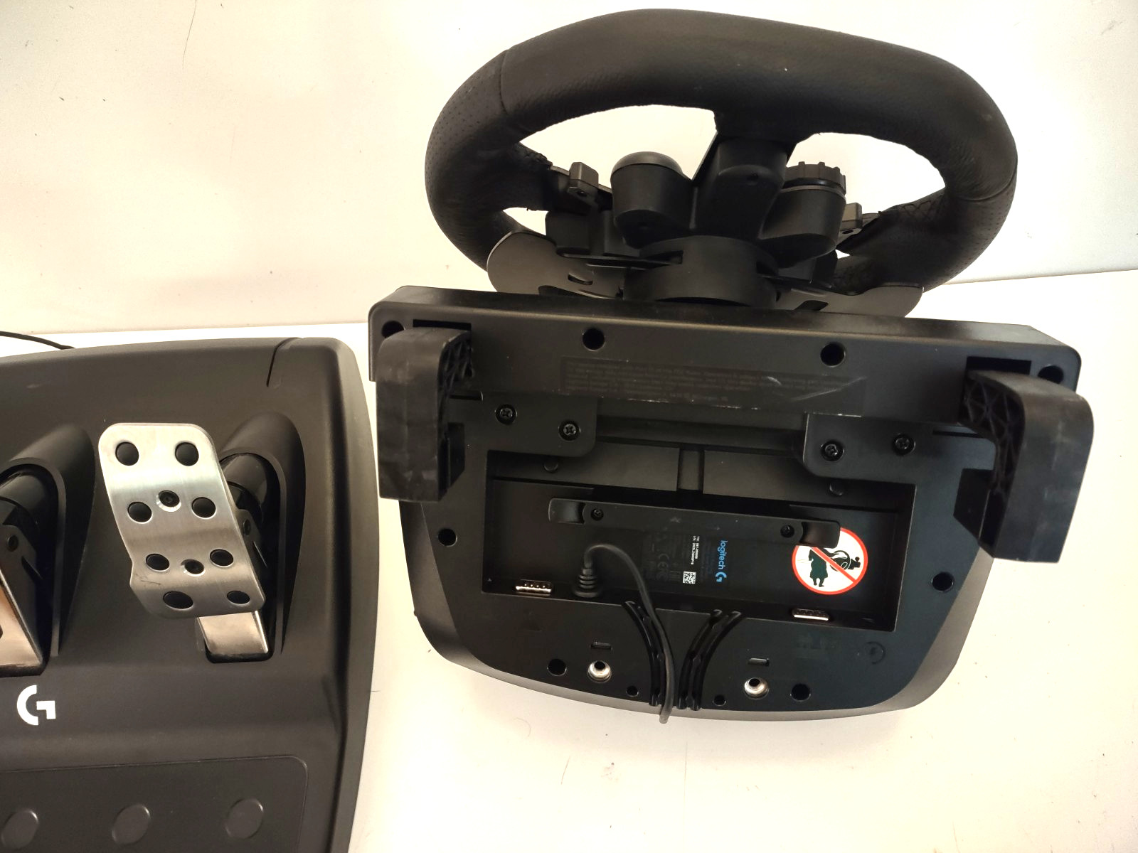 Logitech G923 TrueForce Racing Wheel and Pedals for PS5 PS4 and PC 841-000059