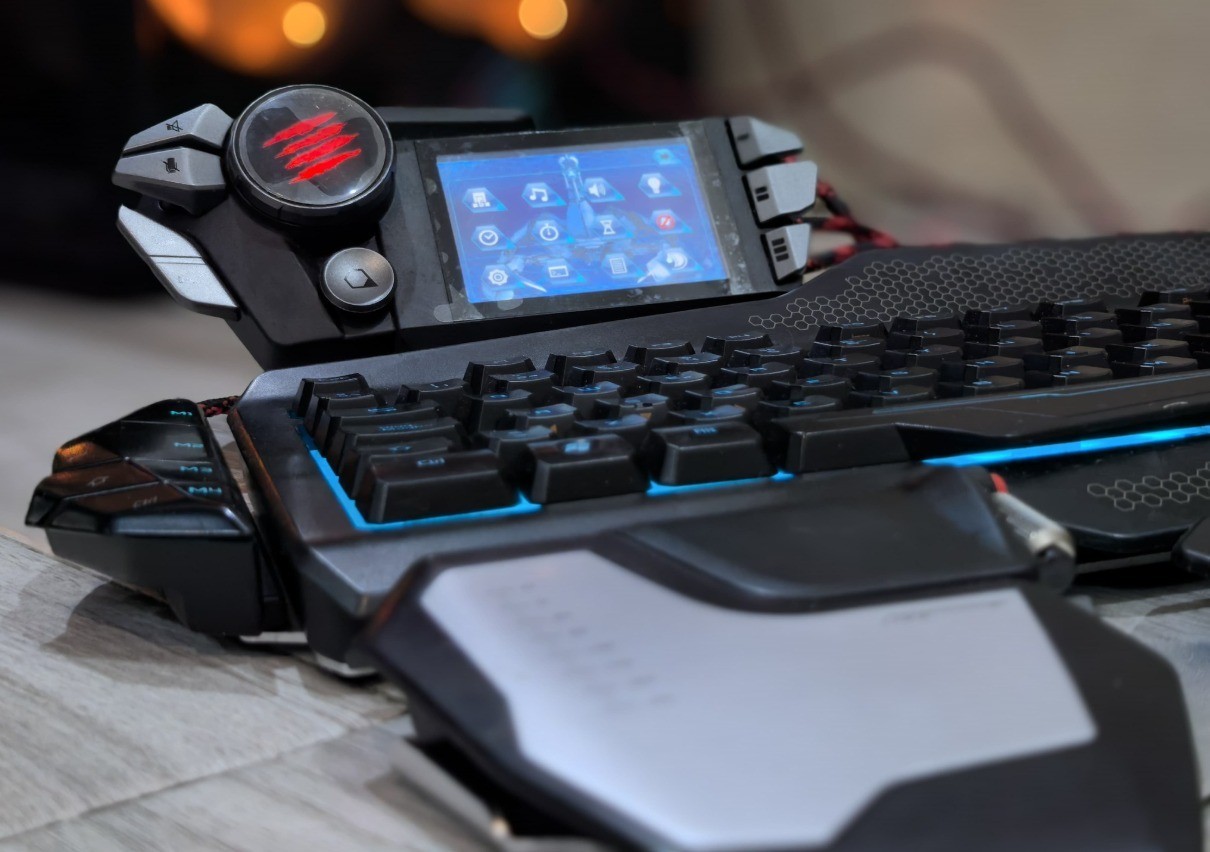 Mad Catz STRIKE 7 Modular PC Gaming Keyboard VENOM Touchscreen Open Box
