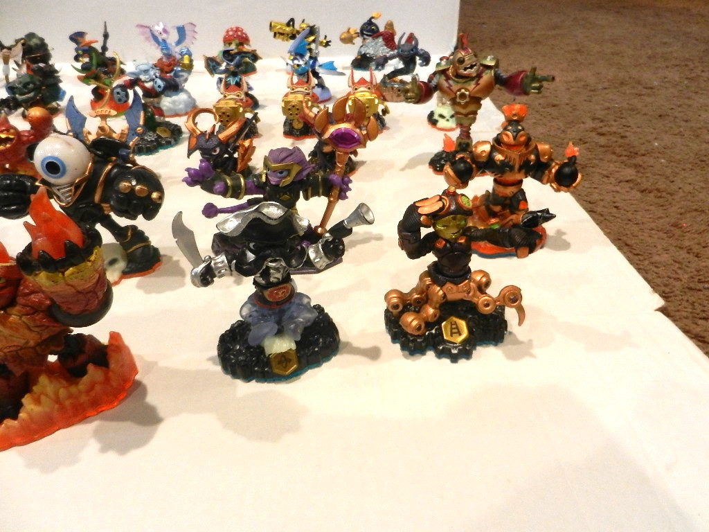 Lot of 50 Skylanders Figures – Mix of Spyro / Giants / Swap Force