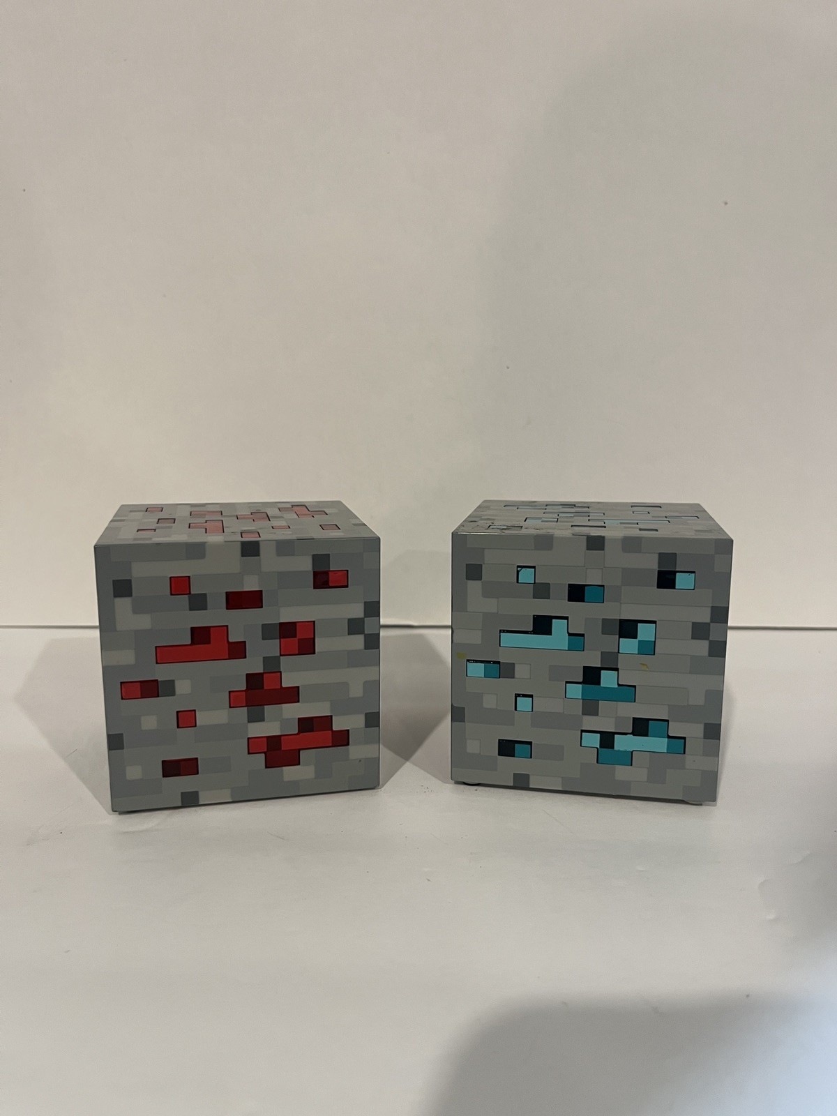 Minecraft Light Up Diamond Ore Block & Redstone Block by ThinkGeek – Lights Up