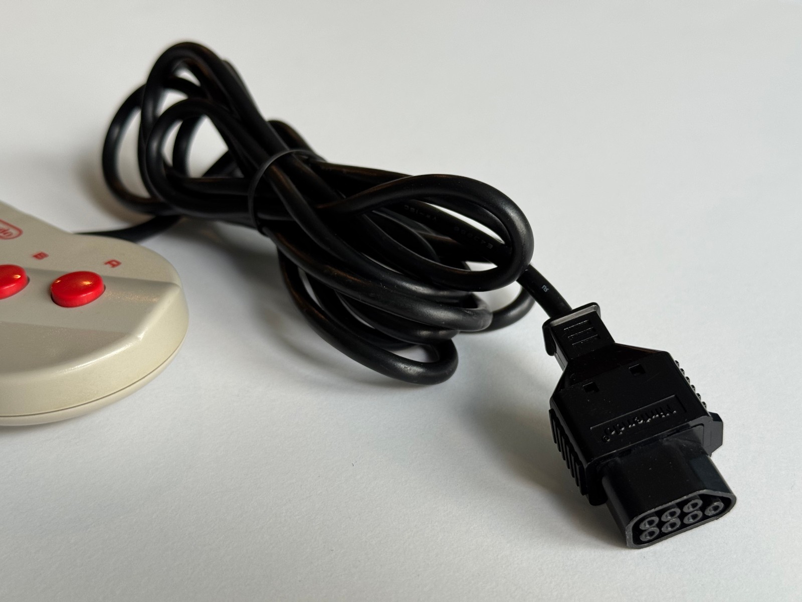 GENUINE/OEM Nintendo NES Famicom Dogbone Controller NES-039, excellent condition