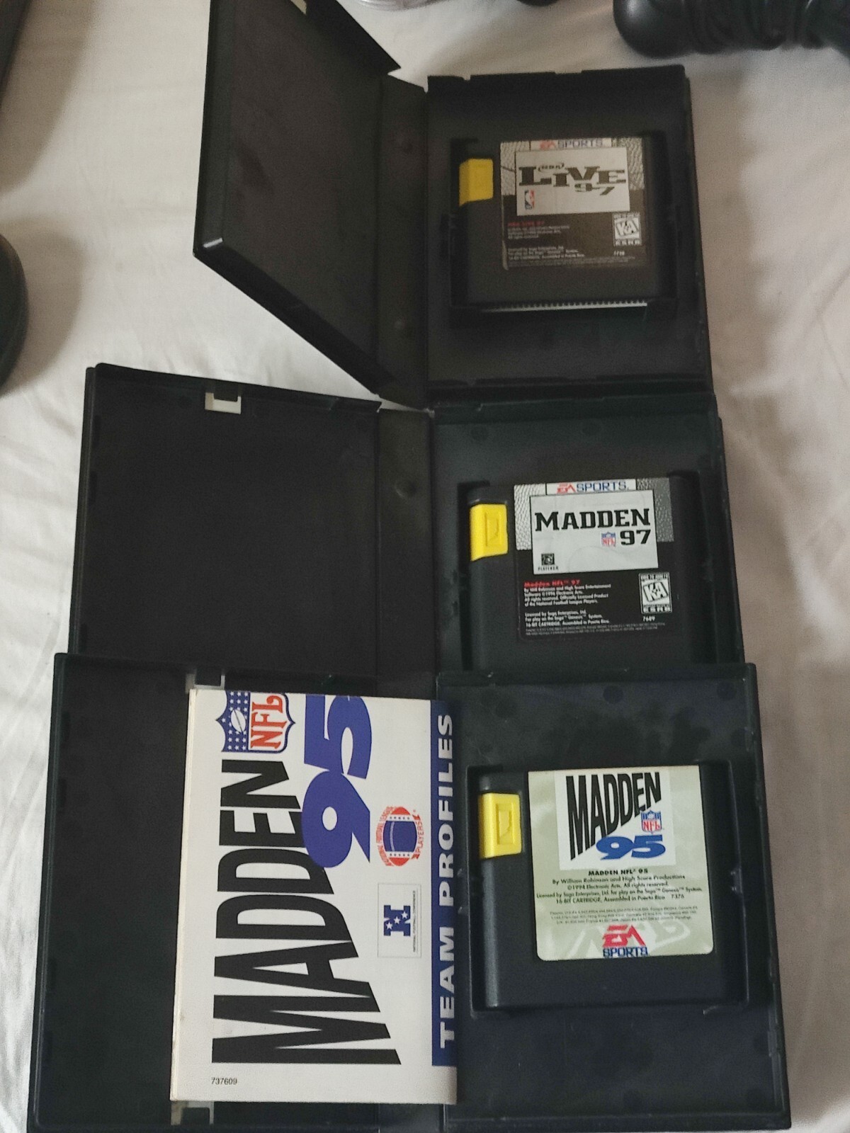 Sega MK-1631 Genesis 1 Console System with 9 Games 3 controlers Damage input out