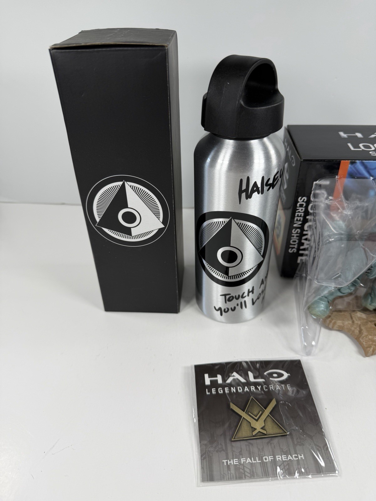 Halo Legendary Loot Crate FALL OF REACH Icon Hunter 100% Complete Shirt Size L