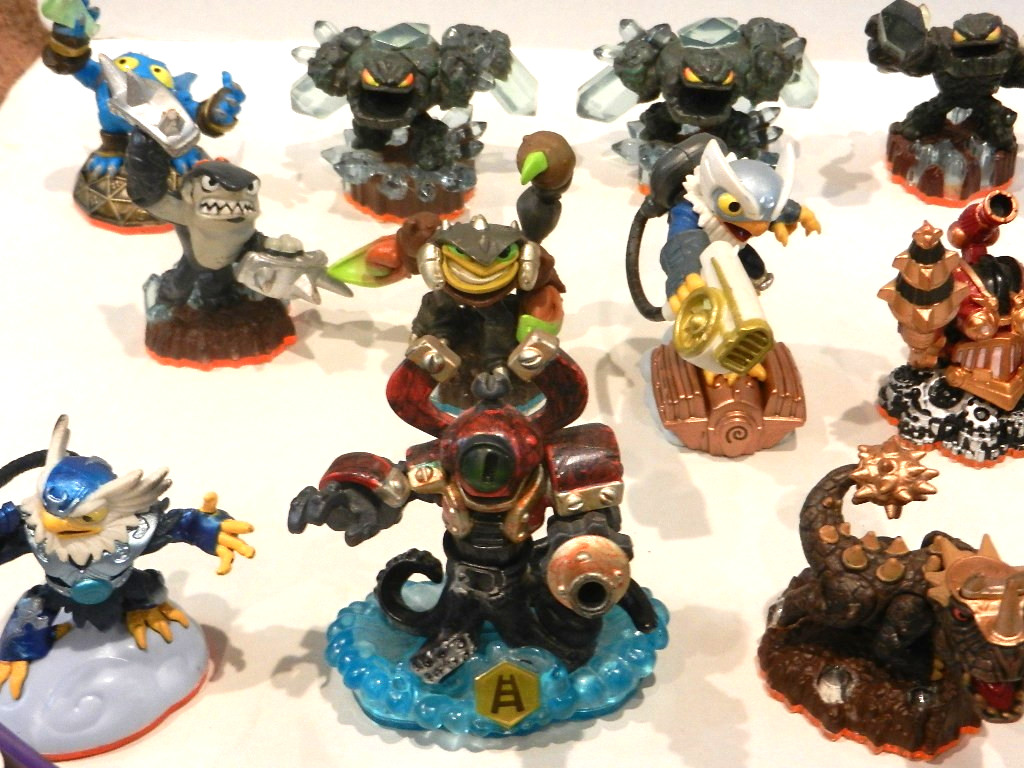Lot of 50 Skylanders Figures – Mix of Spyro / Giants / Swap Force
