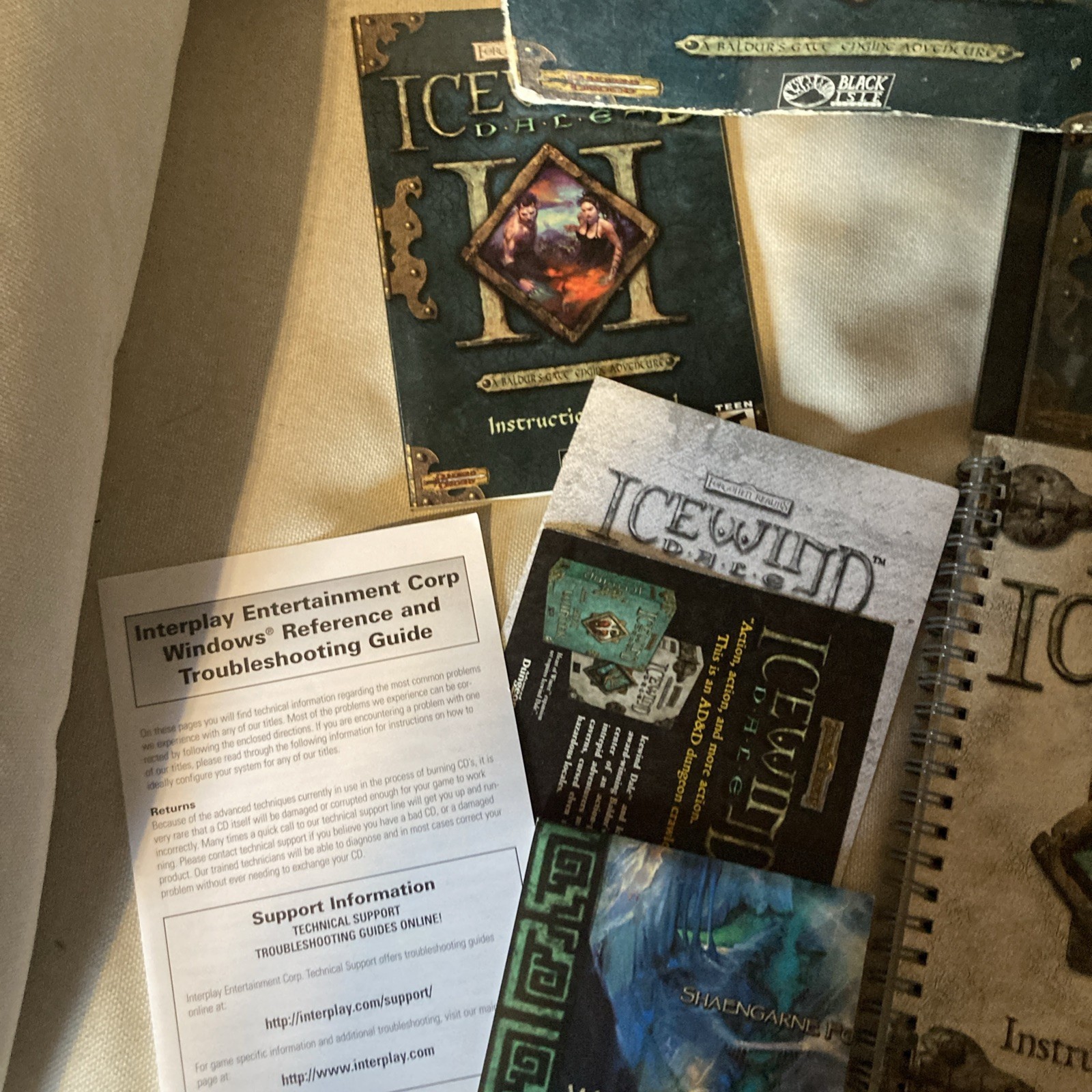 Icewind Dale II 2 PC CIB (Complete In Box) 2002 Including Fabric Map