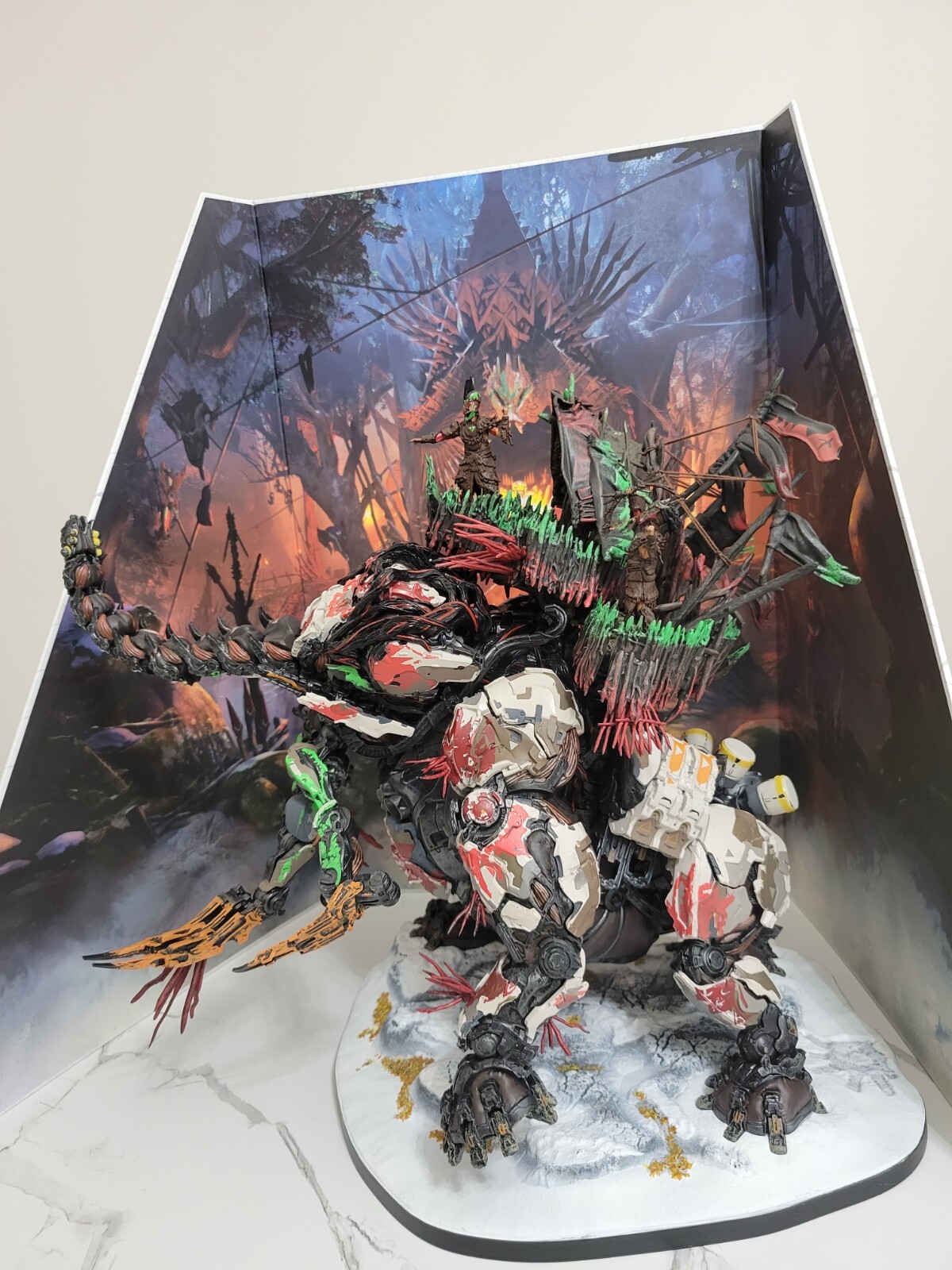 Horizon Forbidden West Regalla Edition Tremortusk Mini Aloy Statue & Background