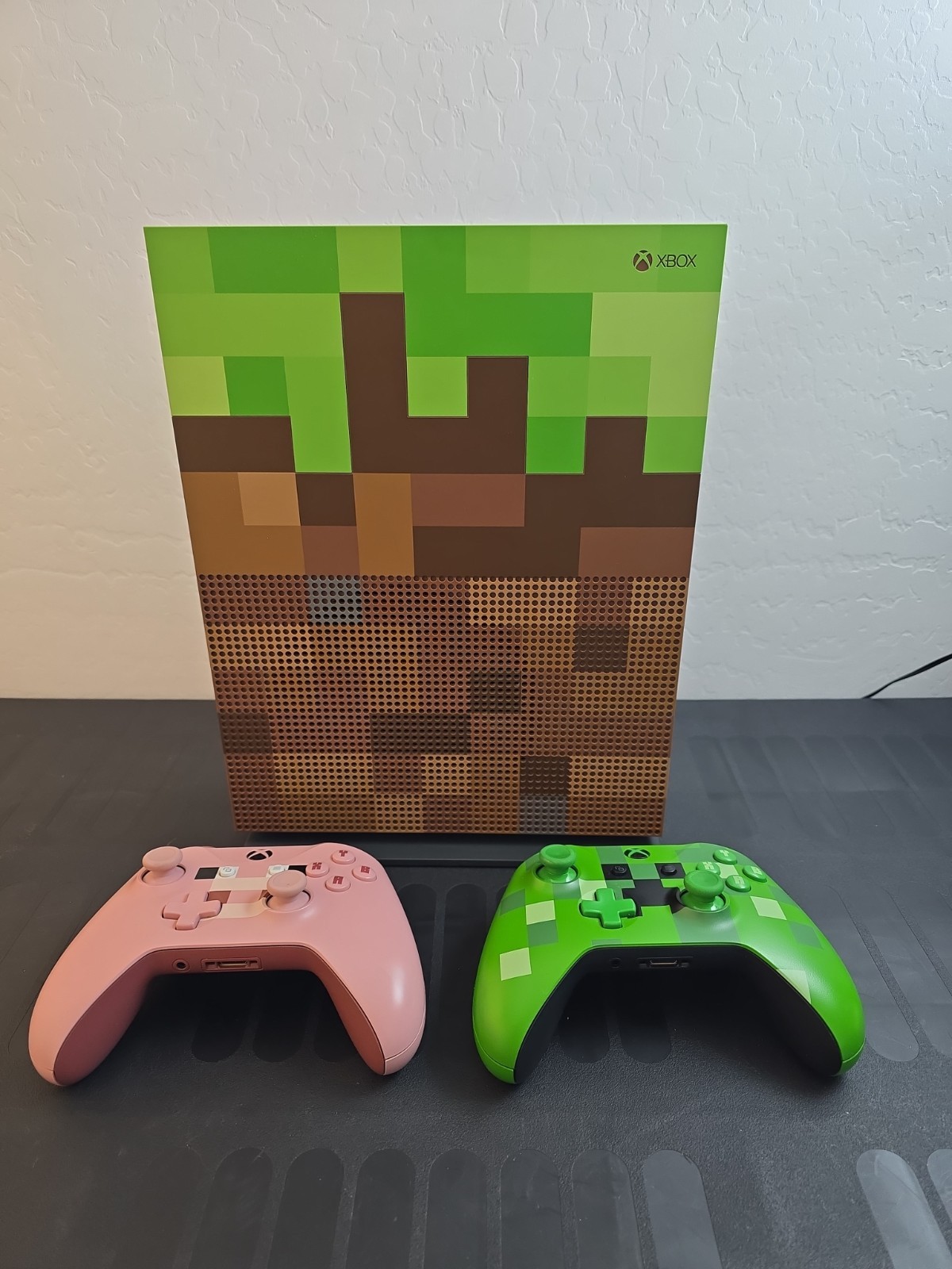 Microsoft Xbox One S Minecraft Edition 1TB + Creeper & Pig Controller – Tested