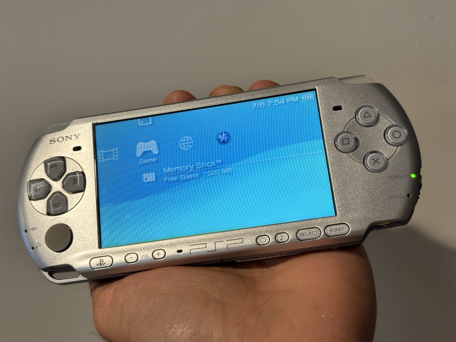 Sony PSP-3000 Mystic Silver Bundle w/Charger and 6 Games – TESTED – WORKING