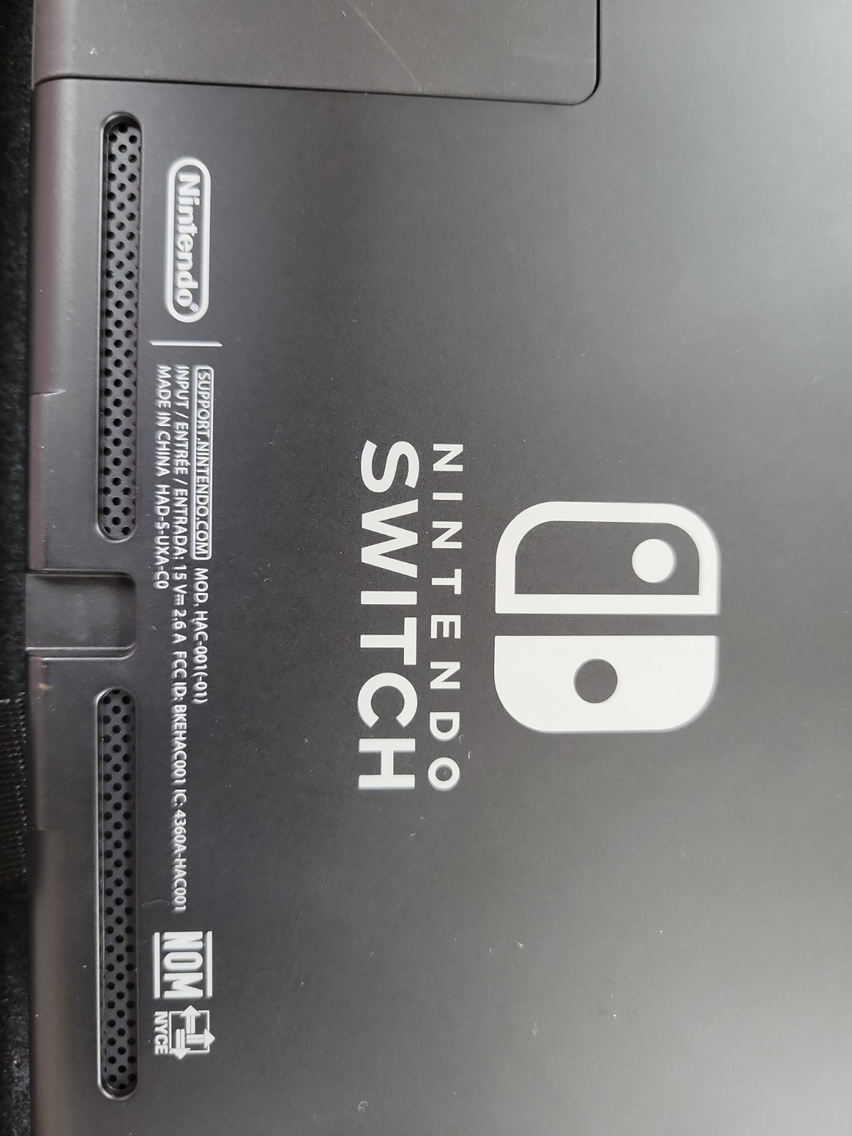 NINTENDO SWITCH HANDHELD: MODEL HAC-001 (-01) RED/BLUE, (B33004746)